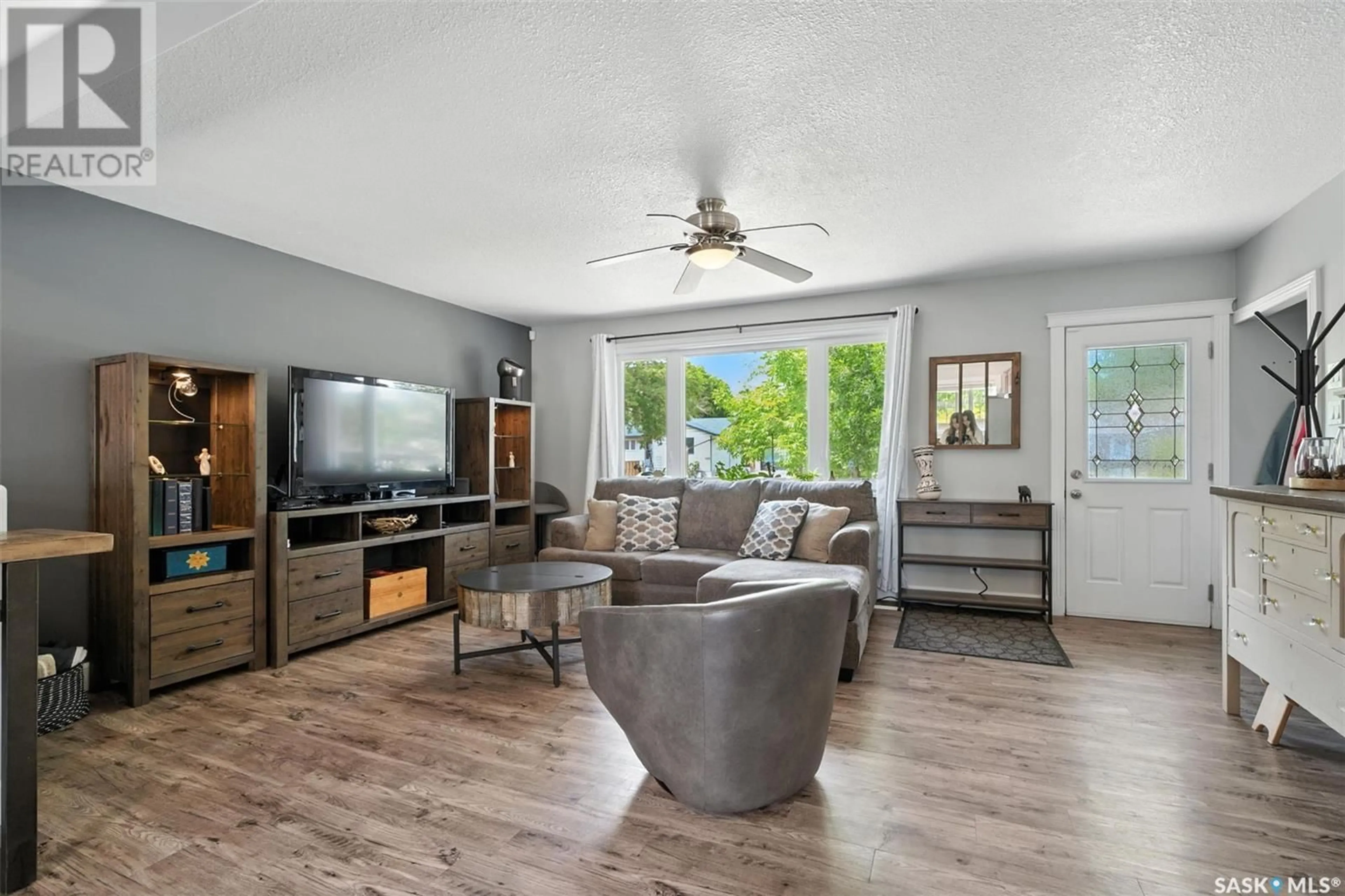 Living room with furniture, wood/laminate floor for 47 DAVIDSON CRESCENT, Saskatoon Saskatchewan S7L4Z2