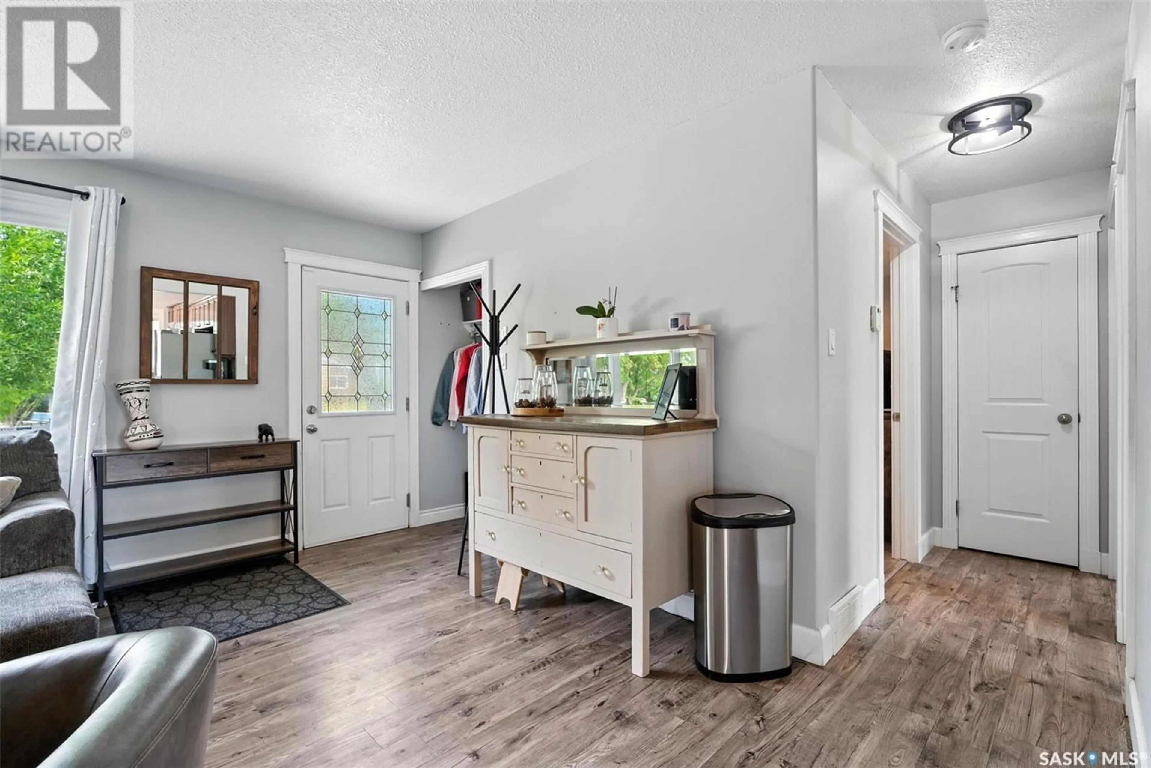 Indoor entryway for 47 DAVIDSON CRESCENT, Saskatoon Saskatchewan S7L4Z2