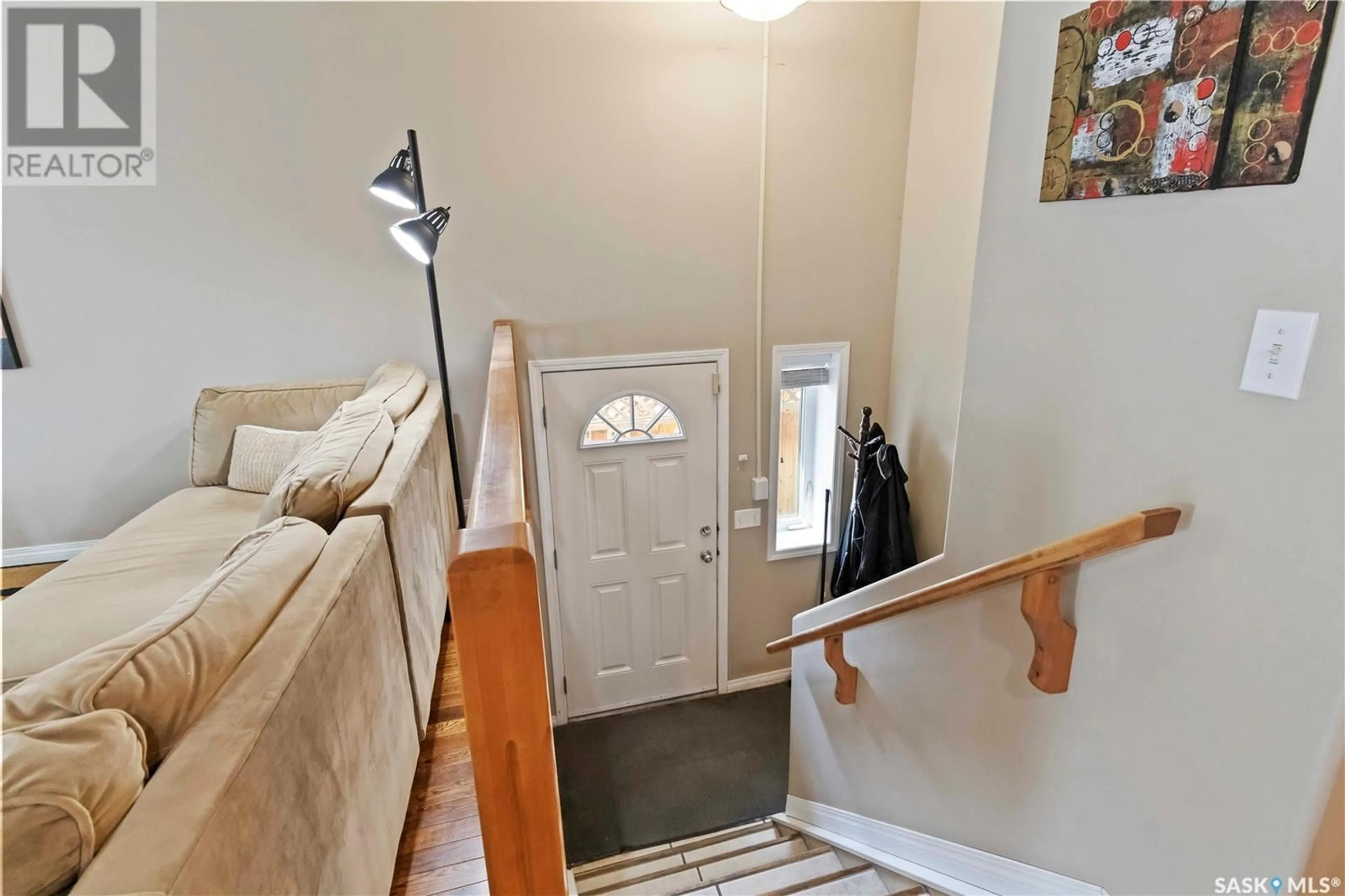 Indoor entryway for 922A I AVENUE, Saskatoon Saskatchewan S7L2H5