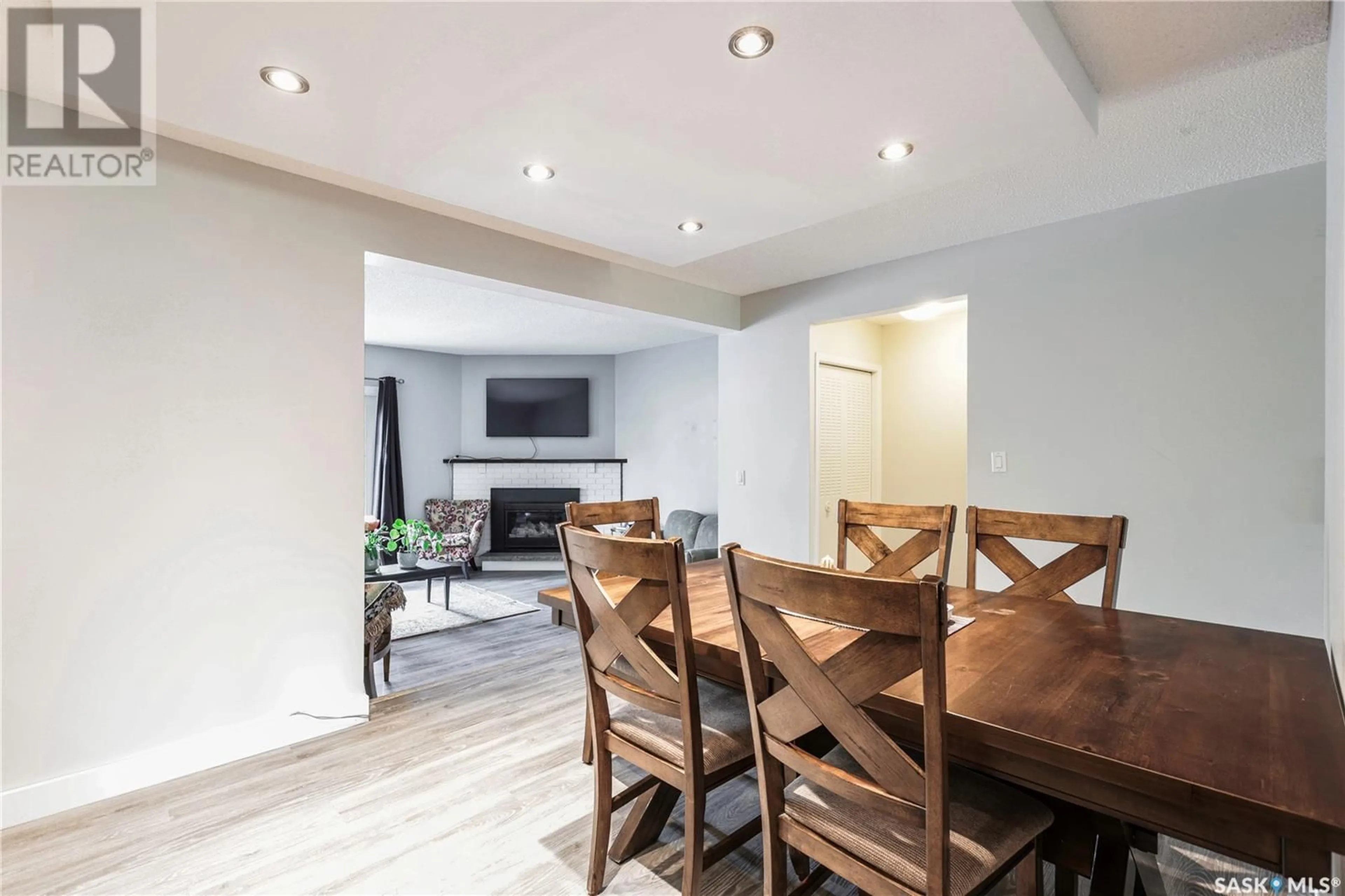 Dining room, wood/laminate floor for 200 PLAINSVIEW DRIVE, Regina Saskatchewan S4S6L2