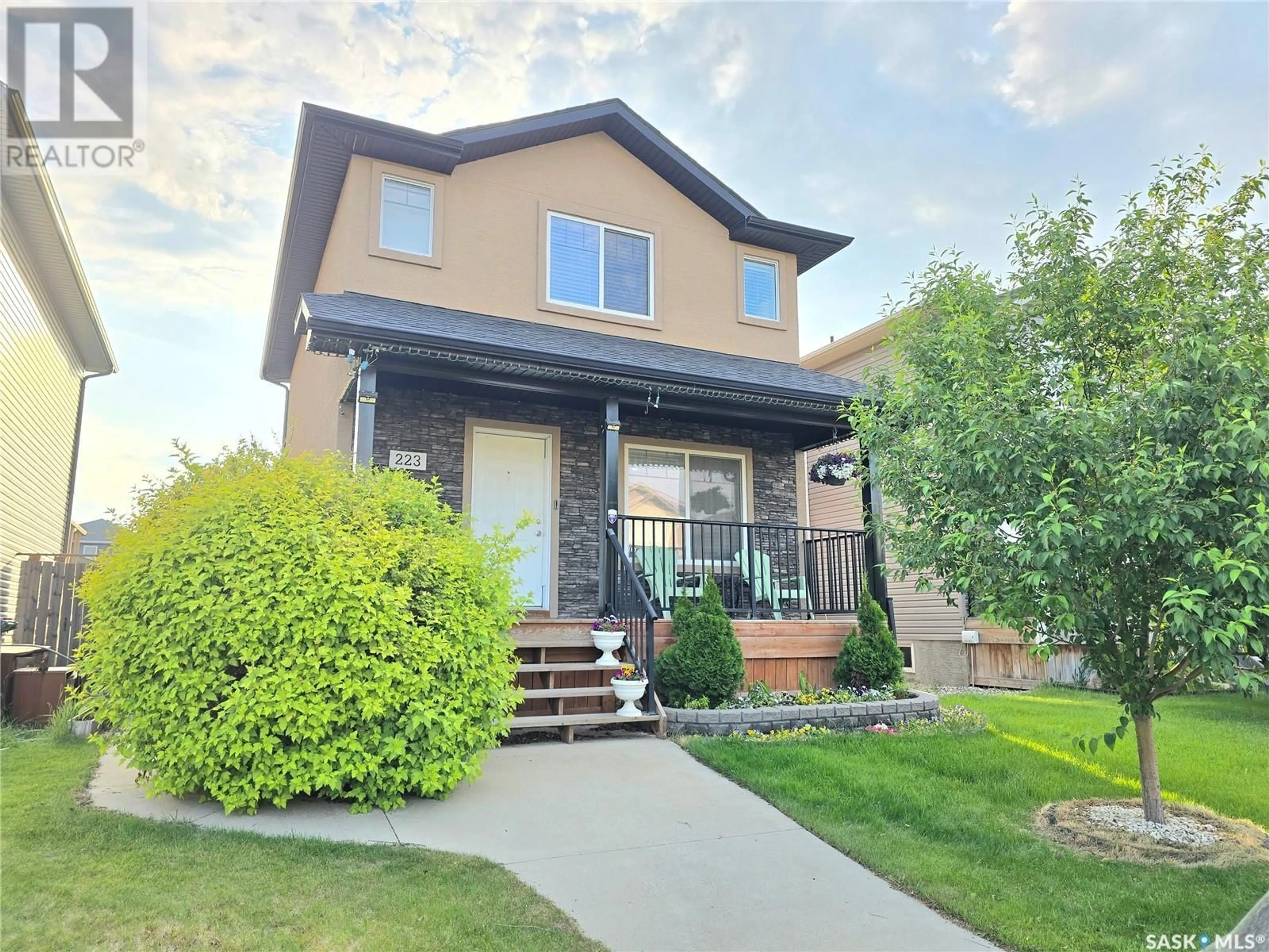 Home with vinyl exterior material, street for 223 KLASSEN CRESCENT, Saskatoon Saskatchewan S7R0G1