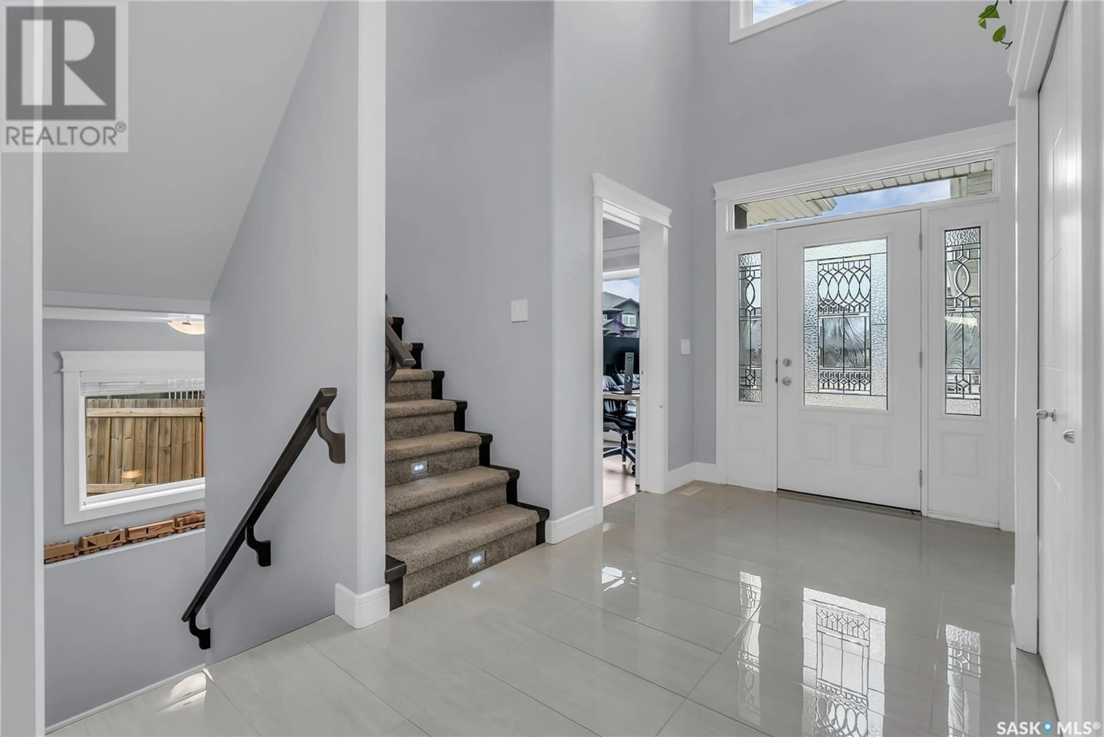 Indoor foyer for 131 ROCHELLE BAY, Saskatoon Saskatchewan S7V0H6