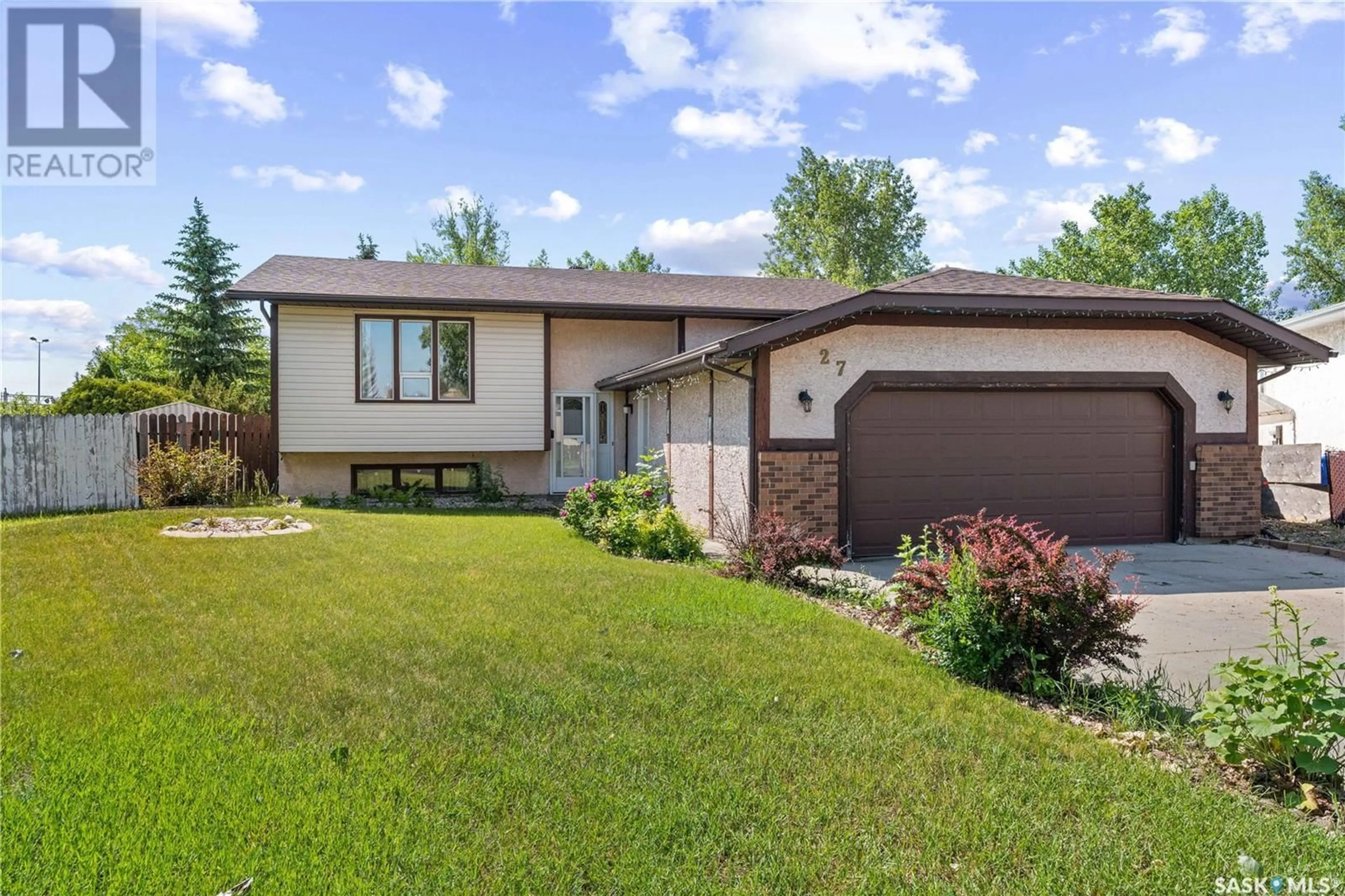 Home with vinyl exterior material, street for 27 FAUNT BAY, Regina Saskatchewan S4X2J8