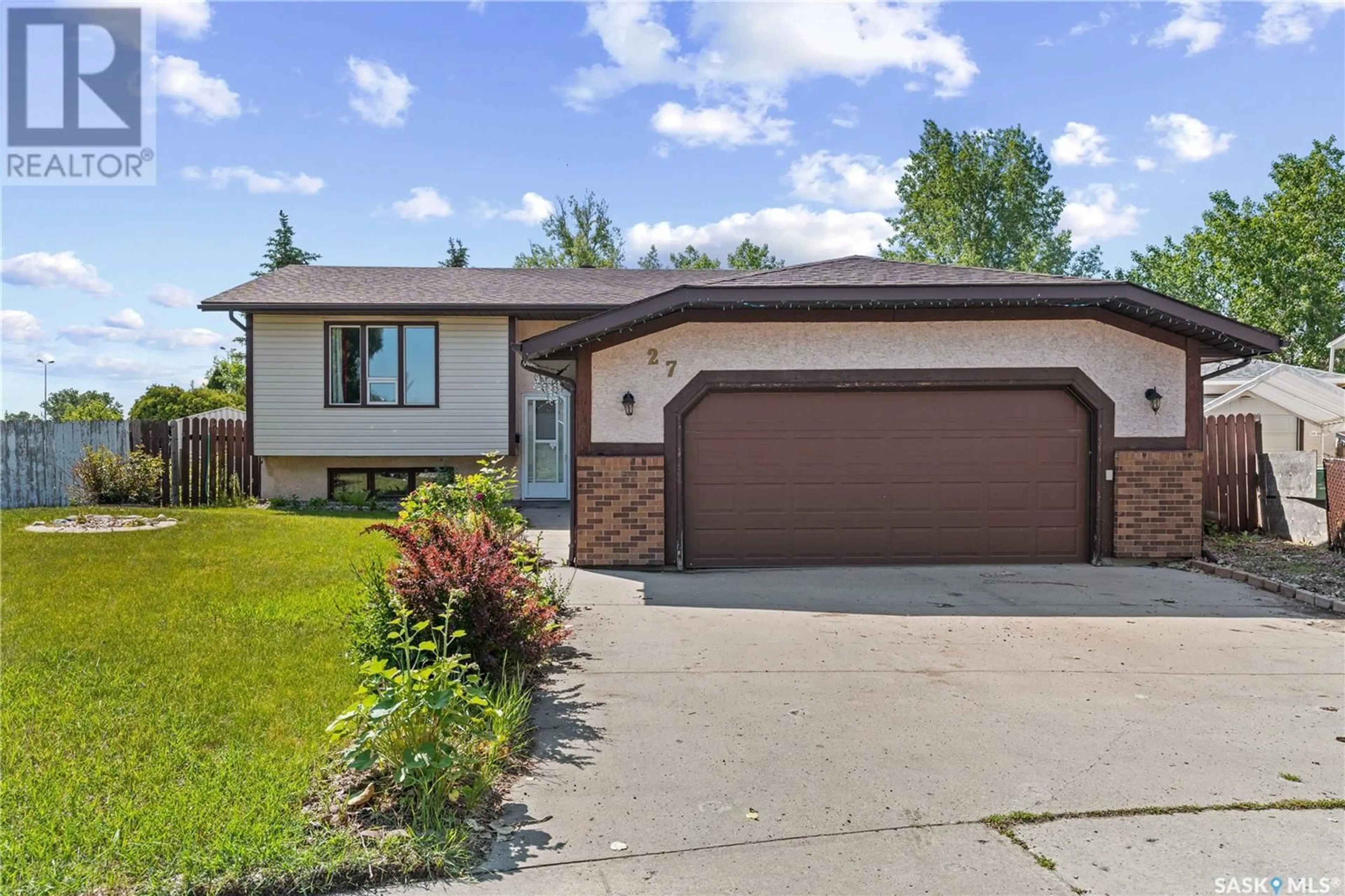 Home with vinyl exterior material, street for 27 FAUNT BAY, Regina Saskatchewan S4X2J8