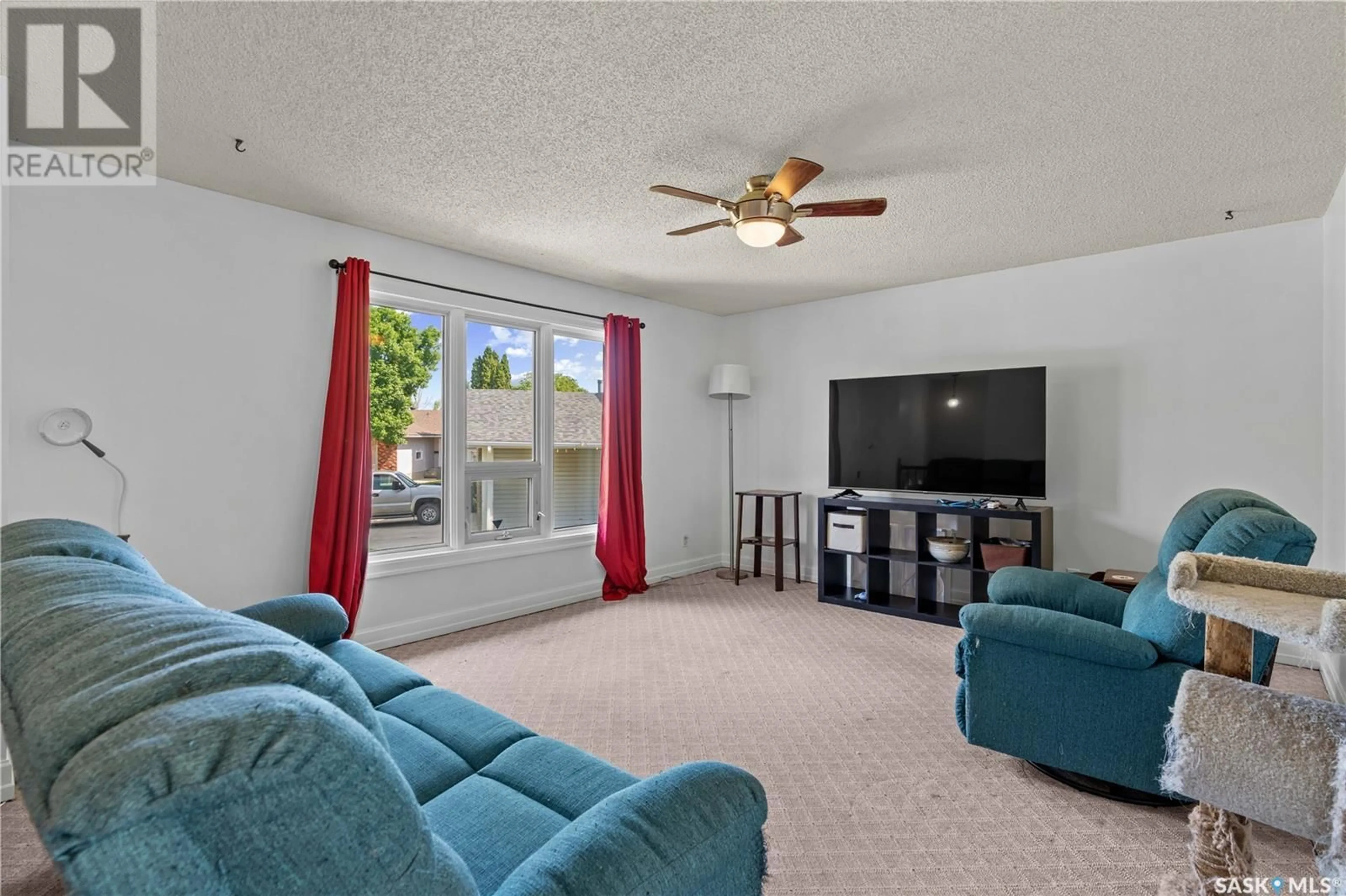 Living room with furniture, unknown for 27 FAUNT BAY, Regina Saskatchewan S4X2J8