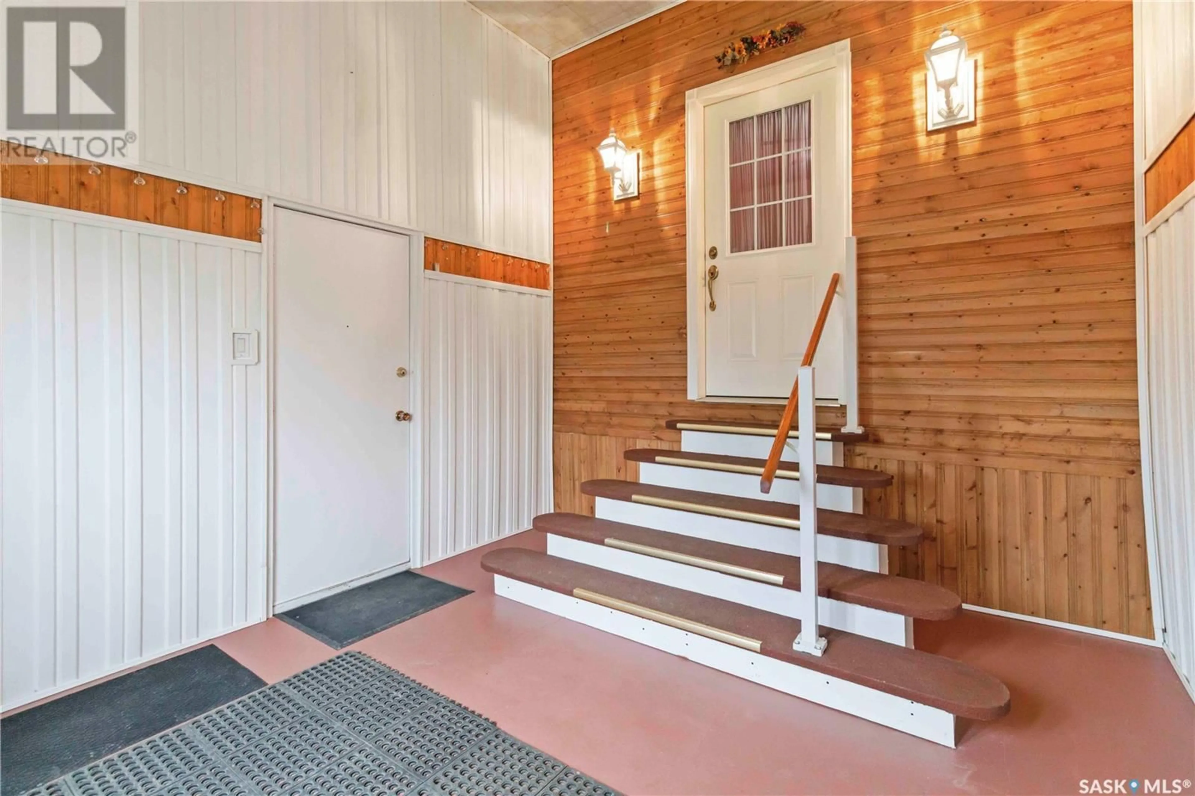 Indoor entryway for 332 FIFTH STREET, Duck Lake Saskatchewan S0K0G8
