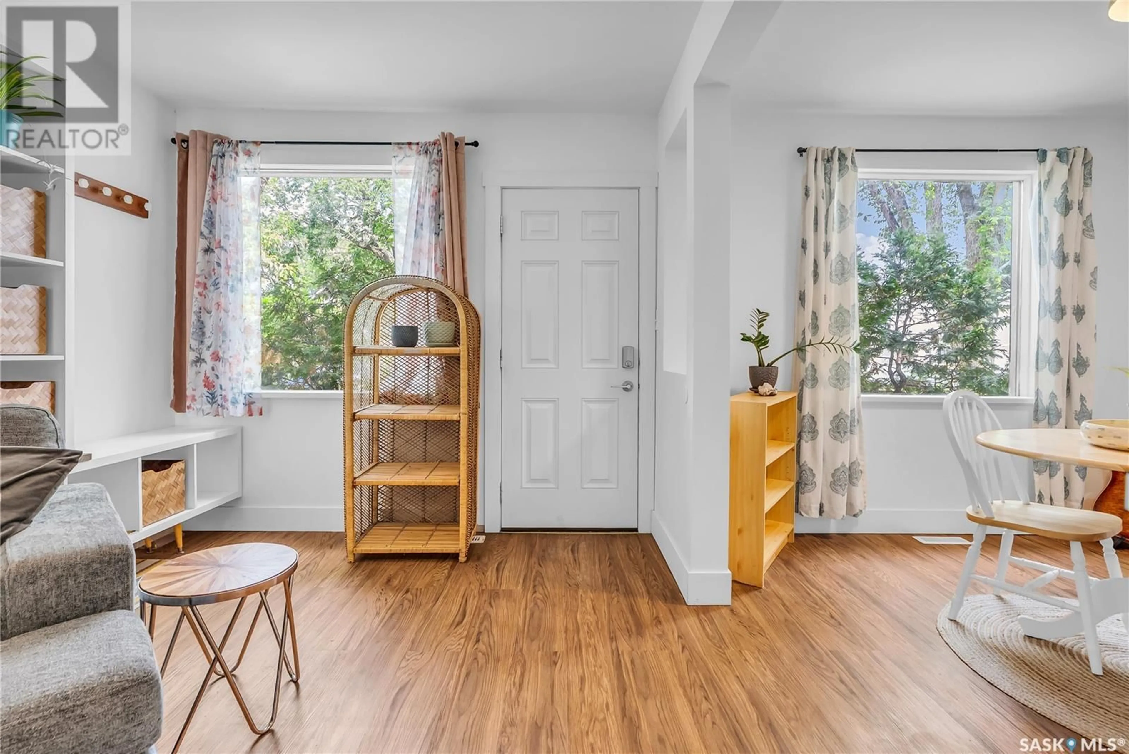 Indoor entryway for 805 J AVENUE, Saskatoon Saskatchewan S7M2B4
