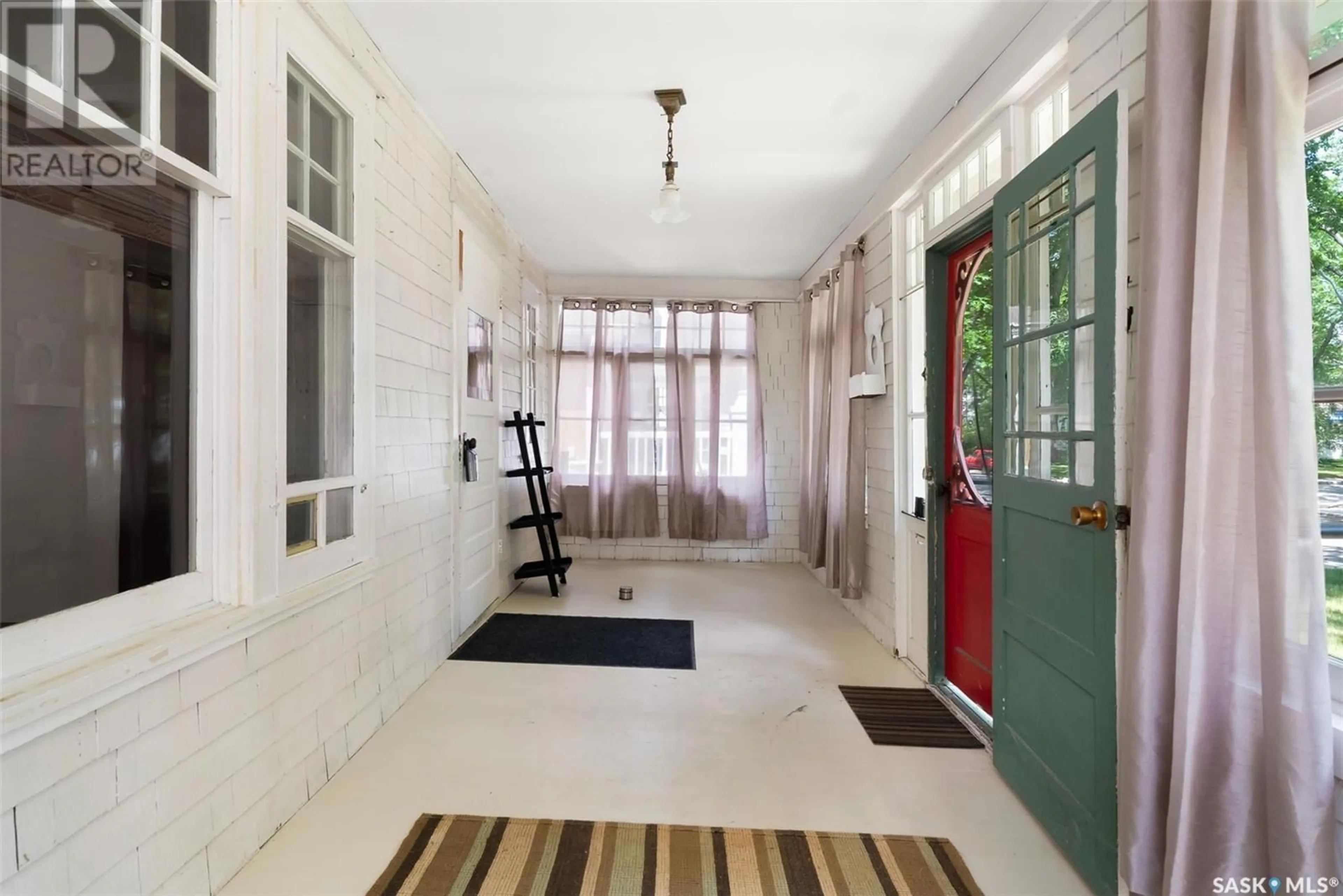 Indoor foyer for 2160 MONTAGUE STREET, Regina Saskatchewan S4T3J9