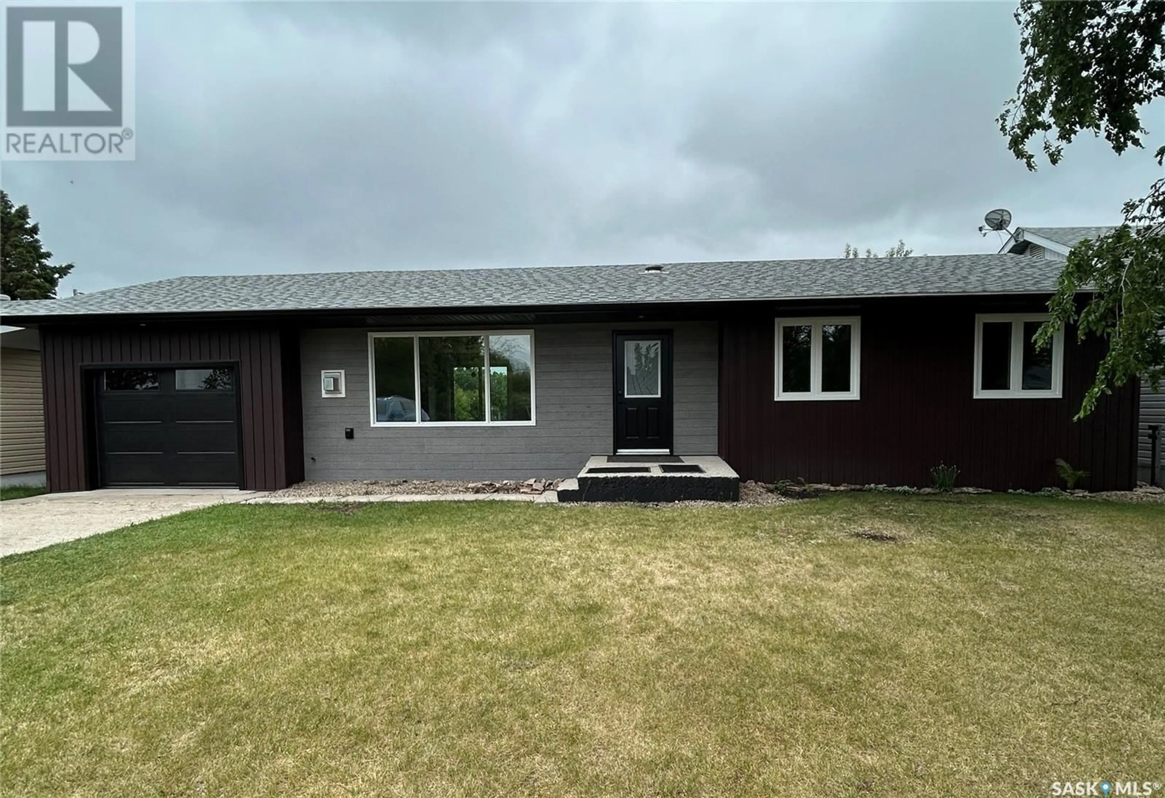 Home with vinyl exterior material, building for 211 3RD AVENUE, Kelvington Saskatchewan S0A1W0