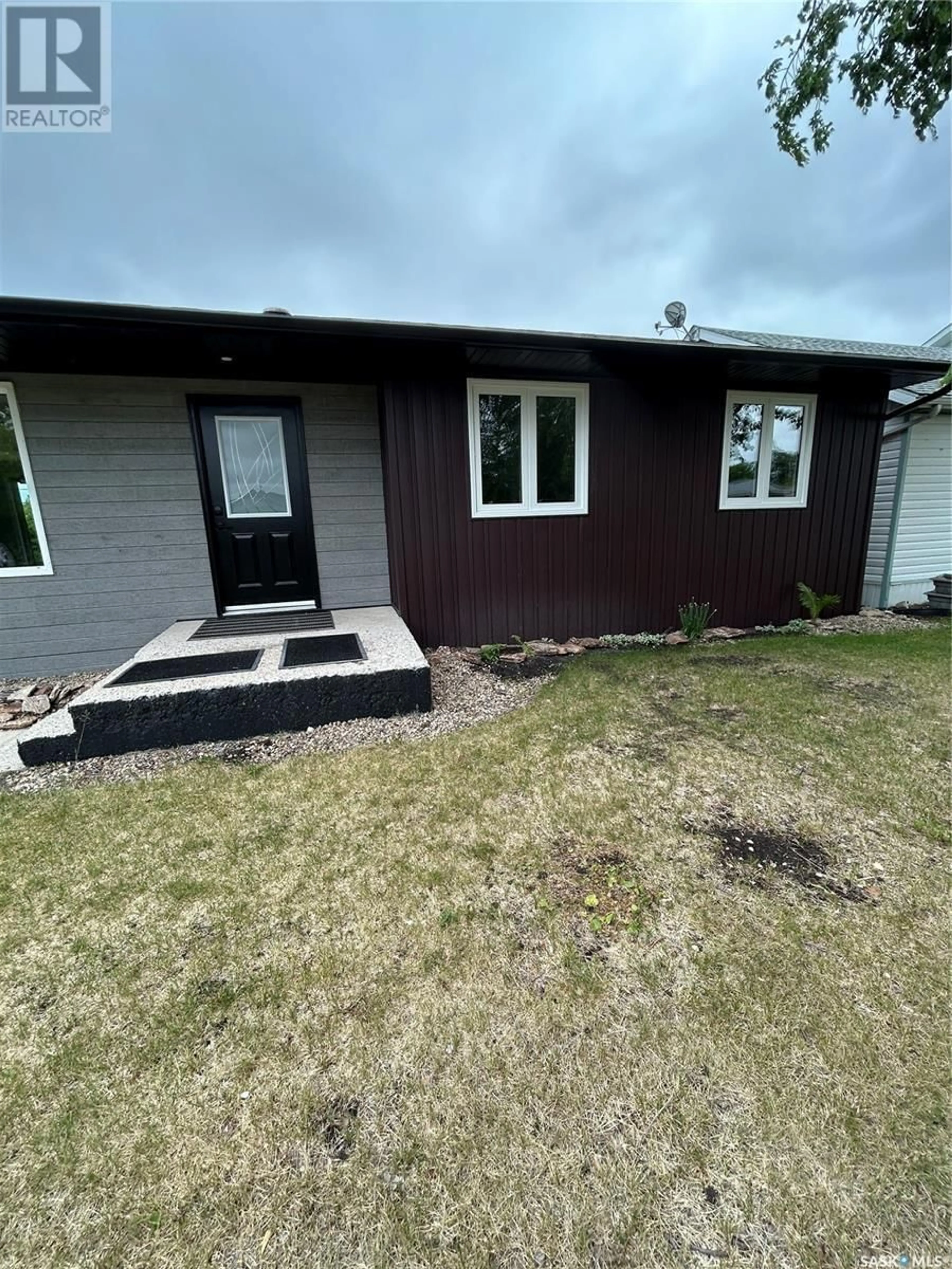 Home with vinyl exterior material, building for 211 3RD AVENUE, Kelvington Saskatchewan S0A1W0