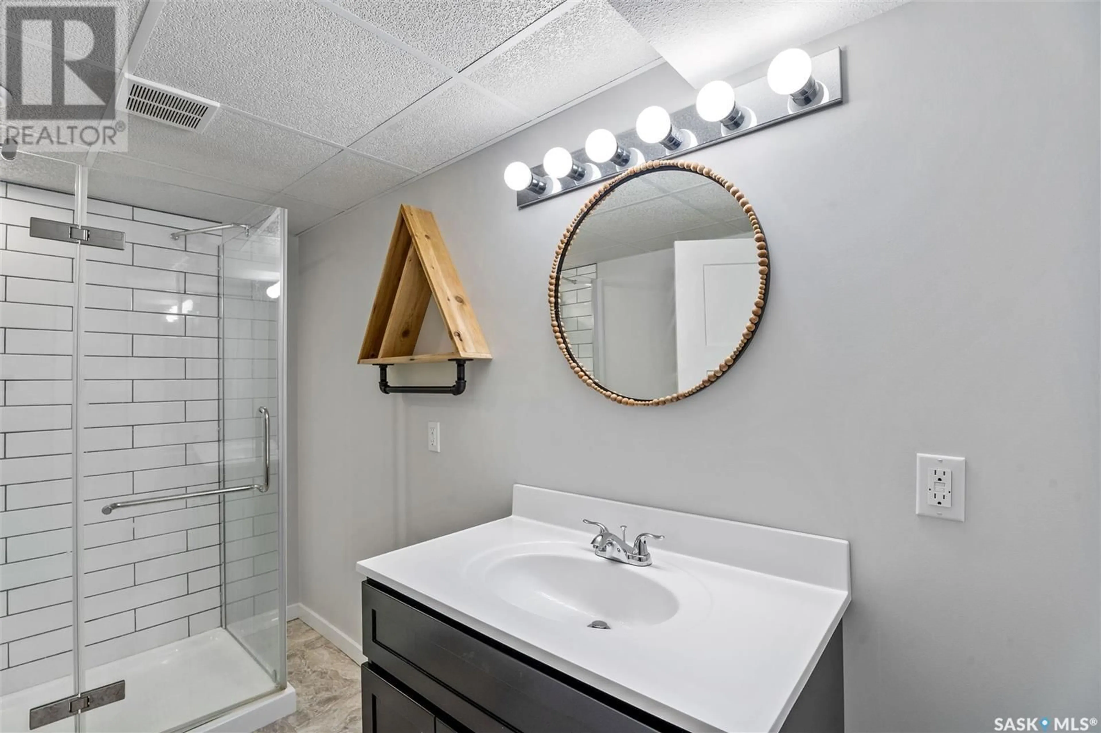 Standard bathroom, ceramic/tile floor for 415 PARK AVENUE, Melfort Saskatchewan S0E1A0