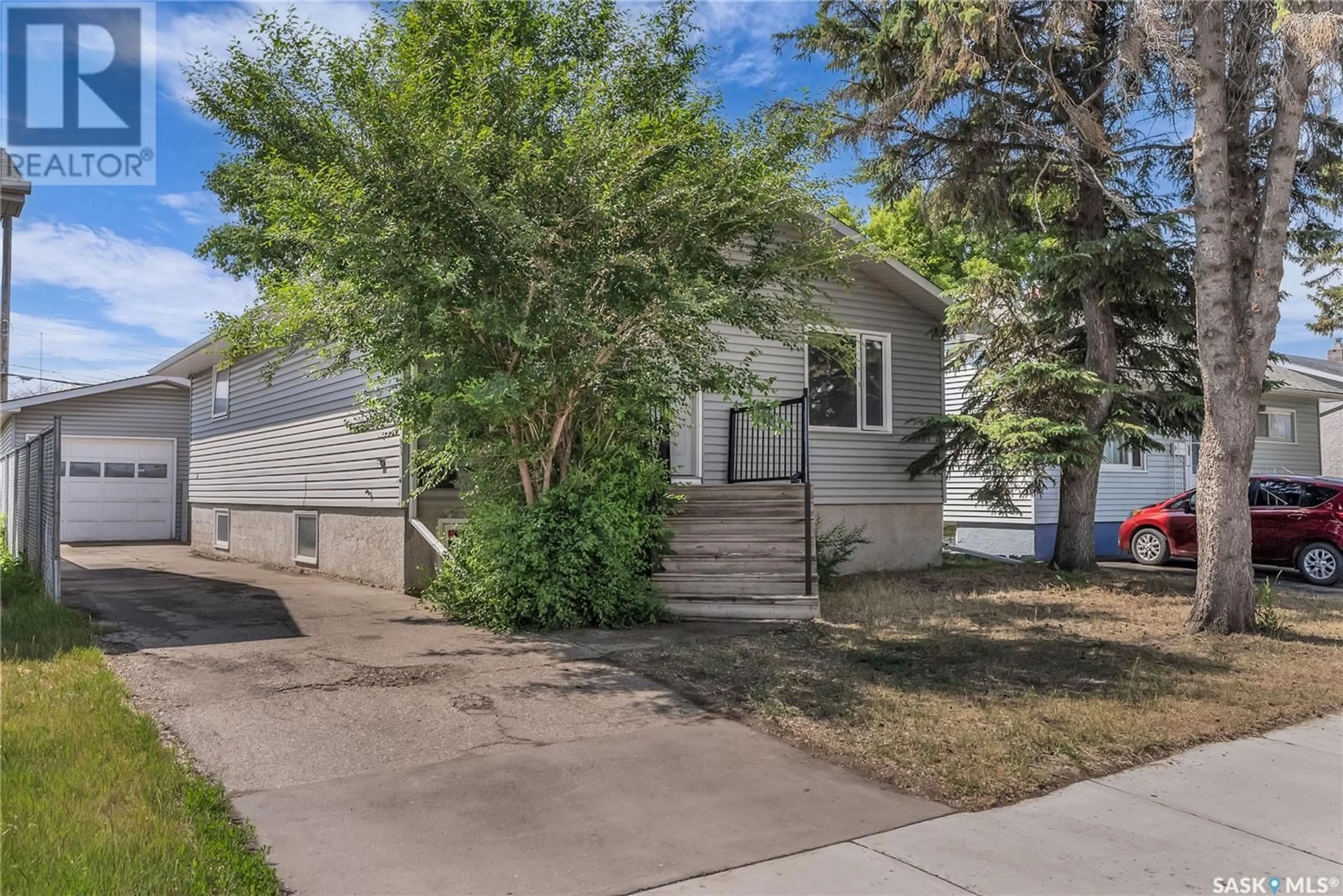 Home with vinyl exterior material, street for 1125 P AVENUE, Saskatoon Saskatchewan S7M2X6