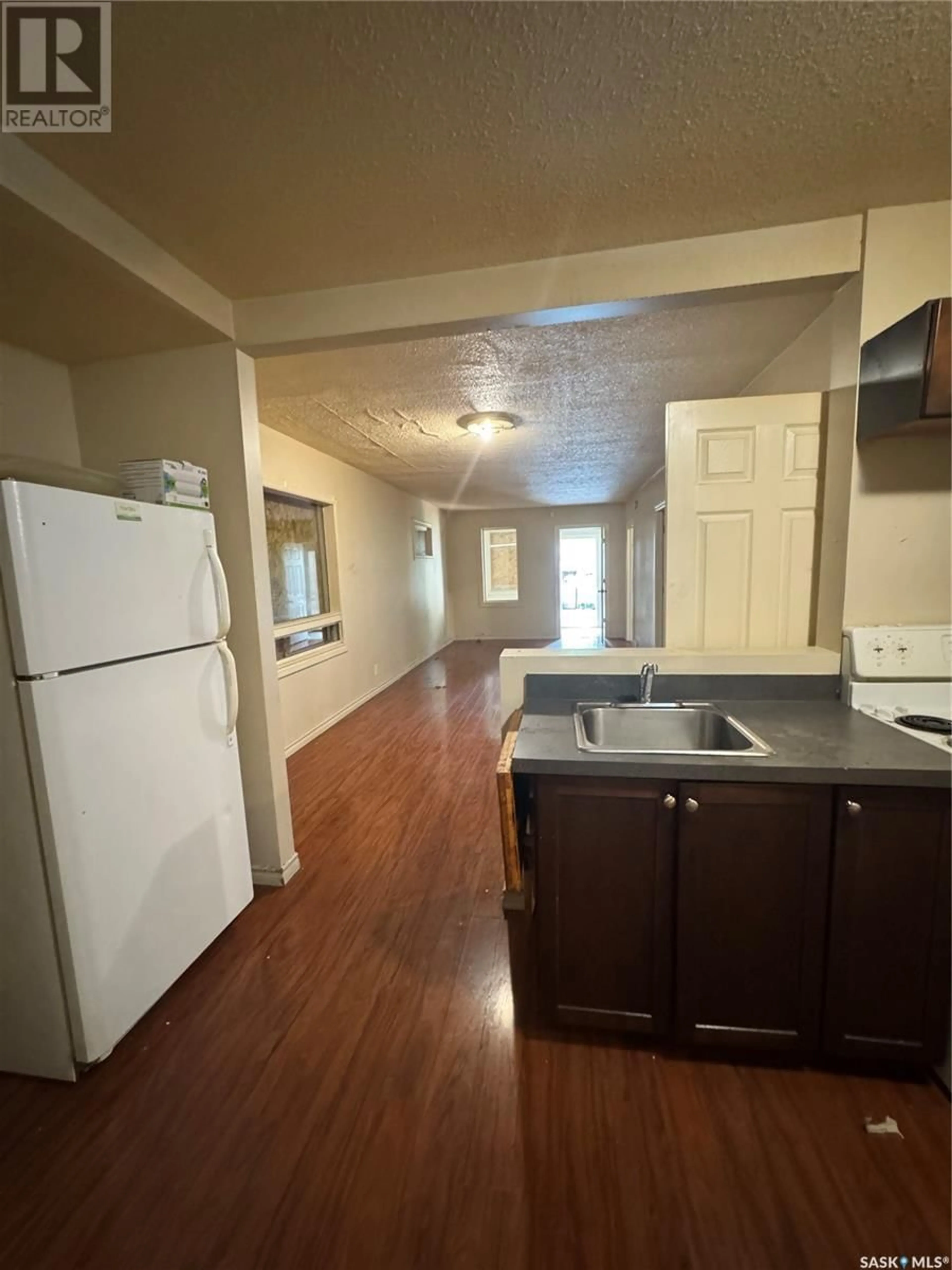 Standard kitchen, unknown for 518 I AVENUE, Saskatoon Saskatchewan S7M1Y5