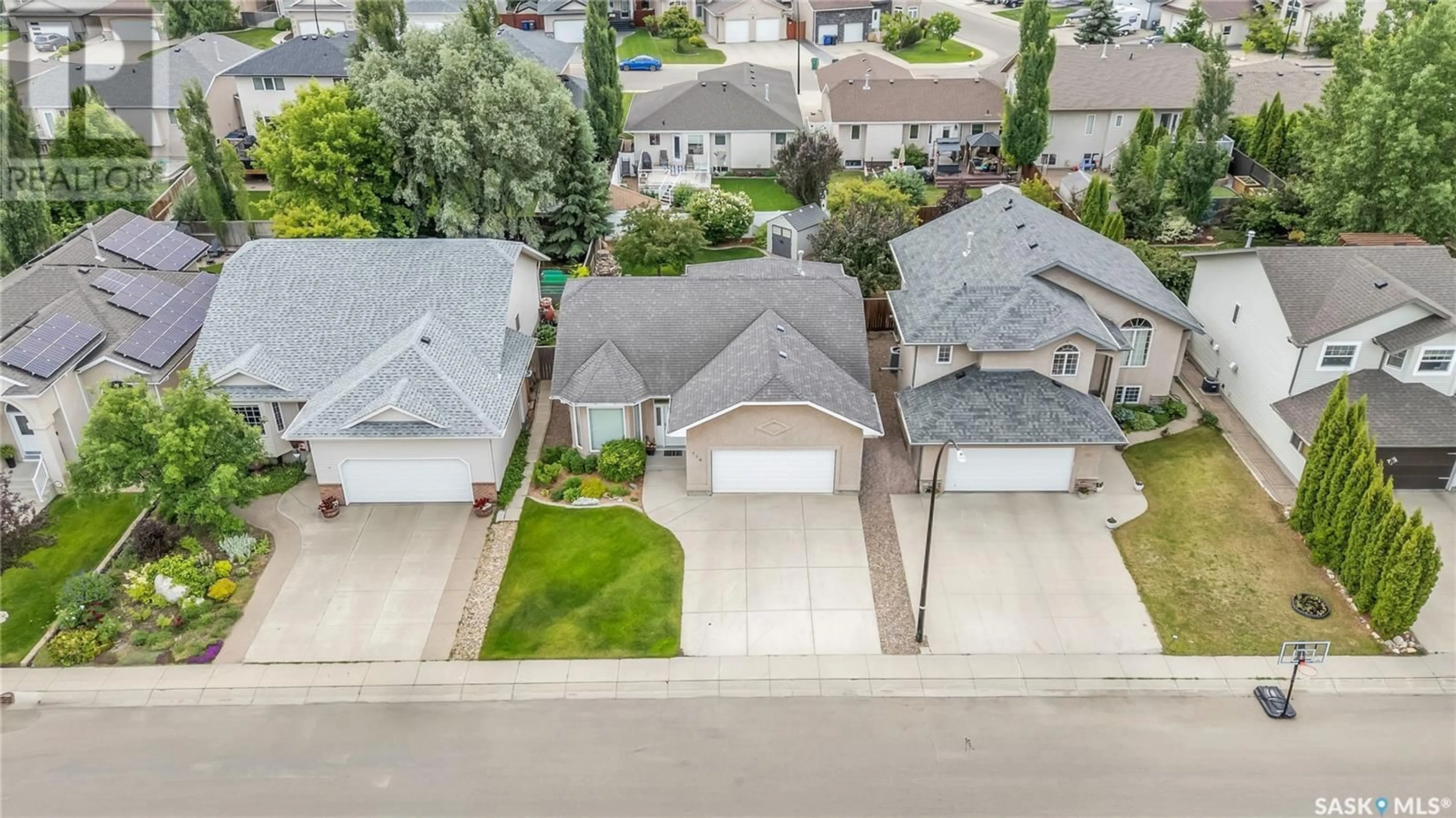 A pic from outside/outdoor area/front of a property/back of a property/a pic from drone, street for 714 MAGUIRE CRESCENT, Saskatoon Saskatchewan S7W1A3