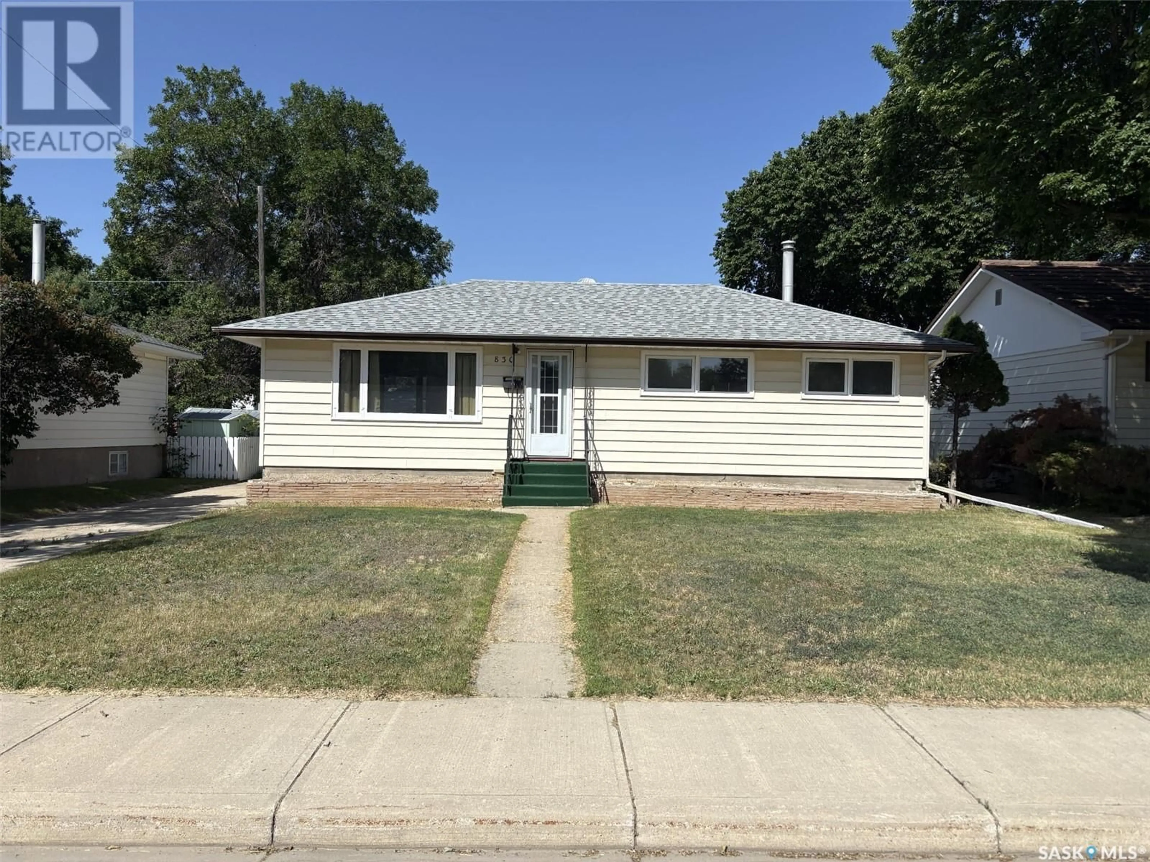 Home with vinyl exterior material, street for 830 8TH AVENUE, Swift Current Saskatchewan S9H2R7