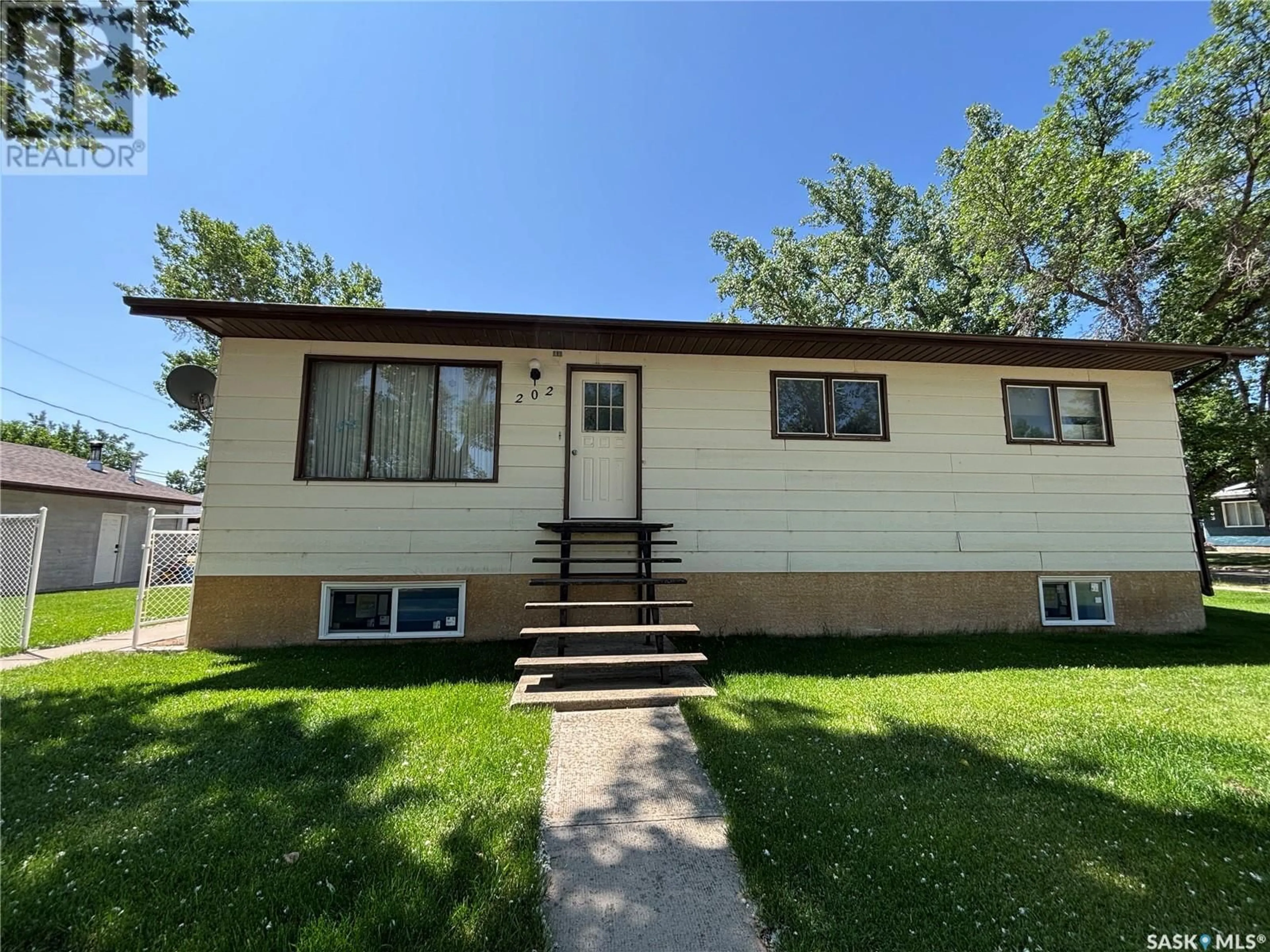 Home with vinyl exterior material, street for 202 WALSH STREET, Maple Creek Saskatchewan S0N1N0