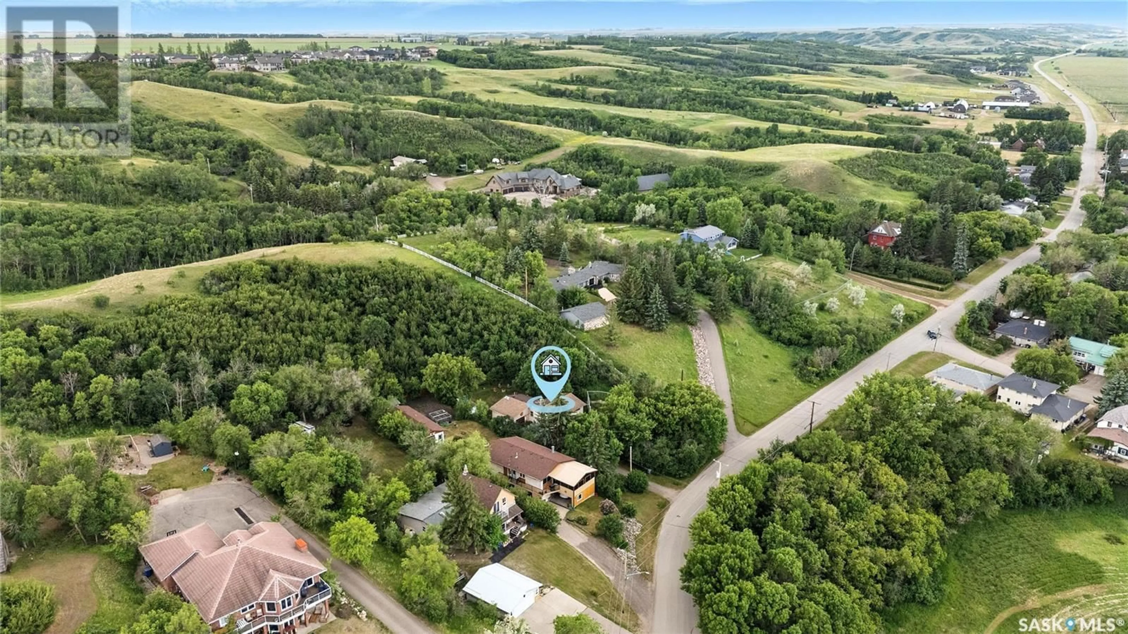 A pic from outside/outdoor area/front of a property/back of a property/a pic from drone, unknown for 75 QU'APPELLE DRIVE, Lumsden Saskatchewan S0G3C0