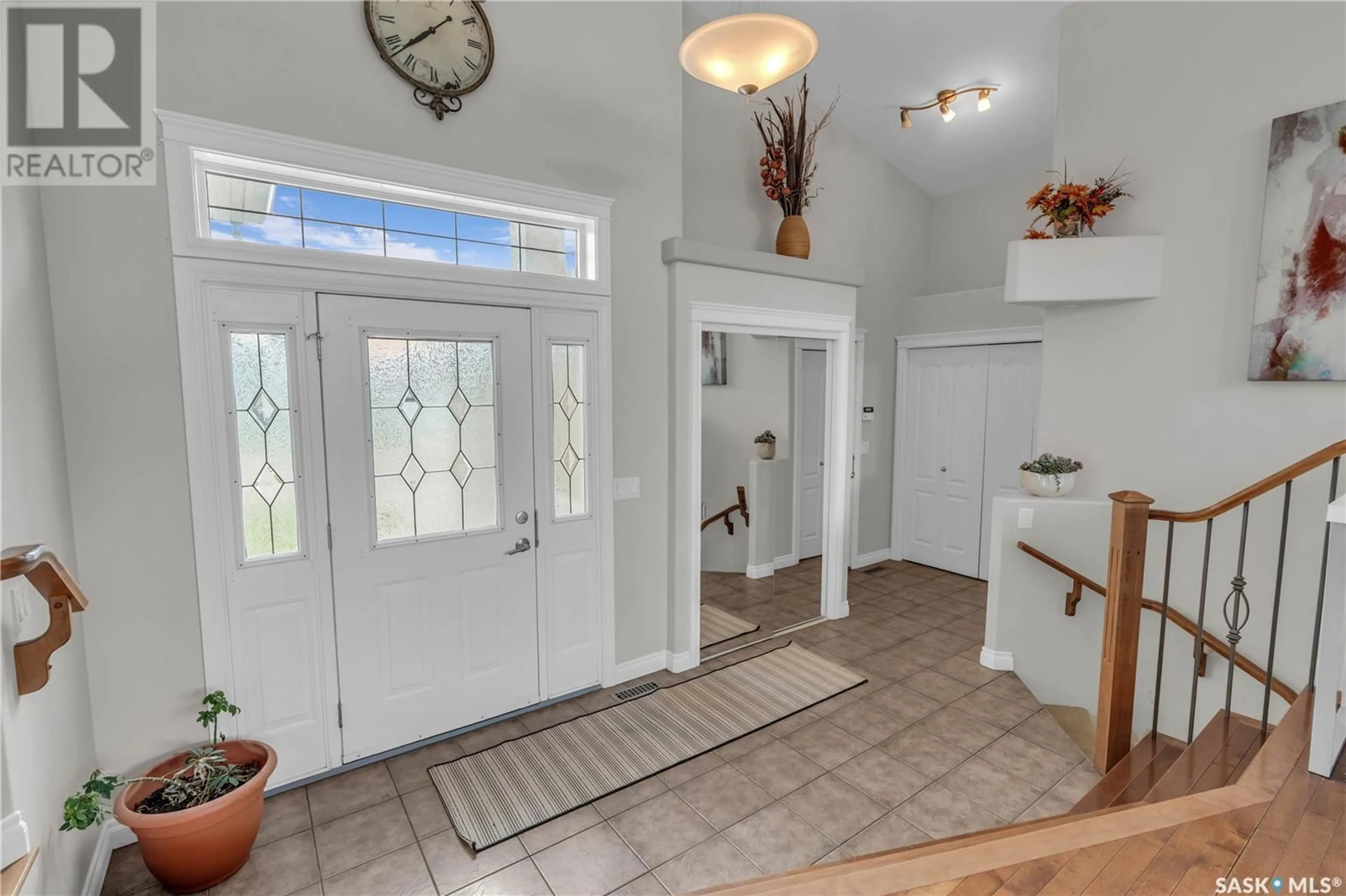 Indoor entryway for 1038 BROOKHURST CRESCENT, Saskatoon Saskatchewan S7V1G6