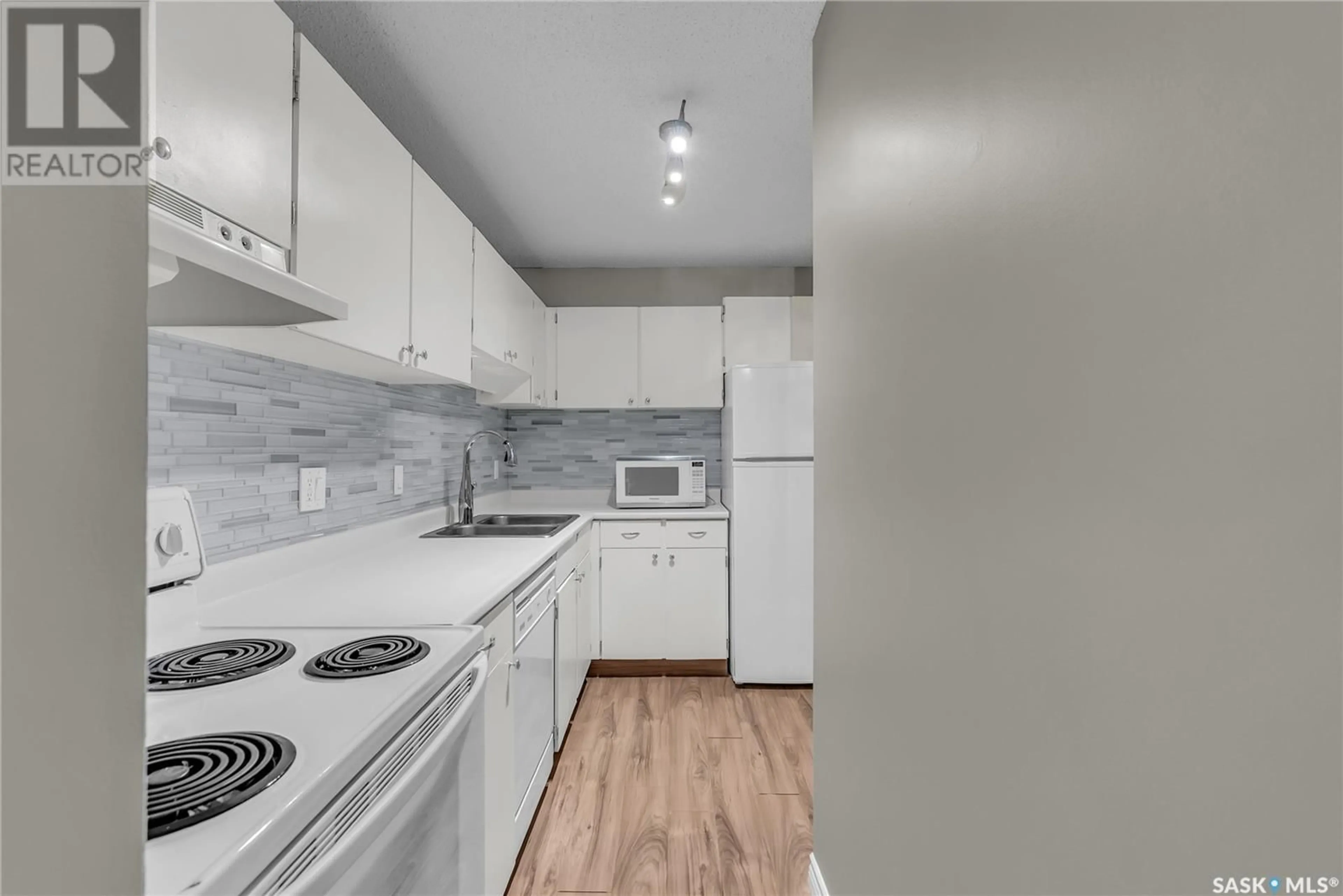 Standard kitchen, wood/laminate floor for B4 - 365 KINGSMERE BOULEVARD, Saskatoon Saskatchewan S7J4J6