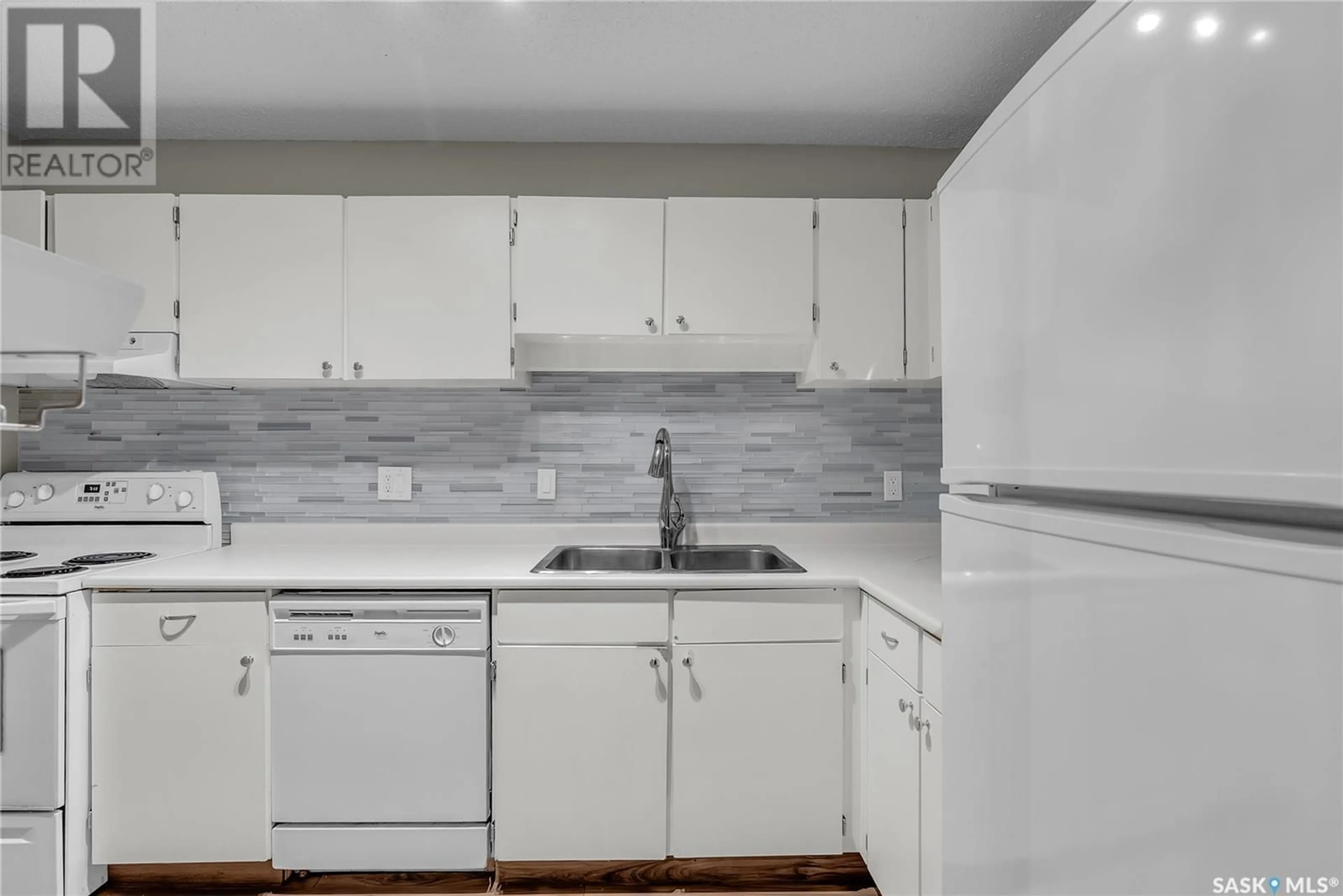Standard kitchen, unknown for B4 - 365 KINGSMERE BOULEVARD, Saskatoon Saskatchewan S7J4J6