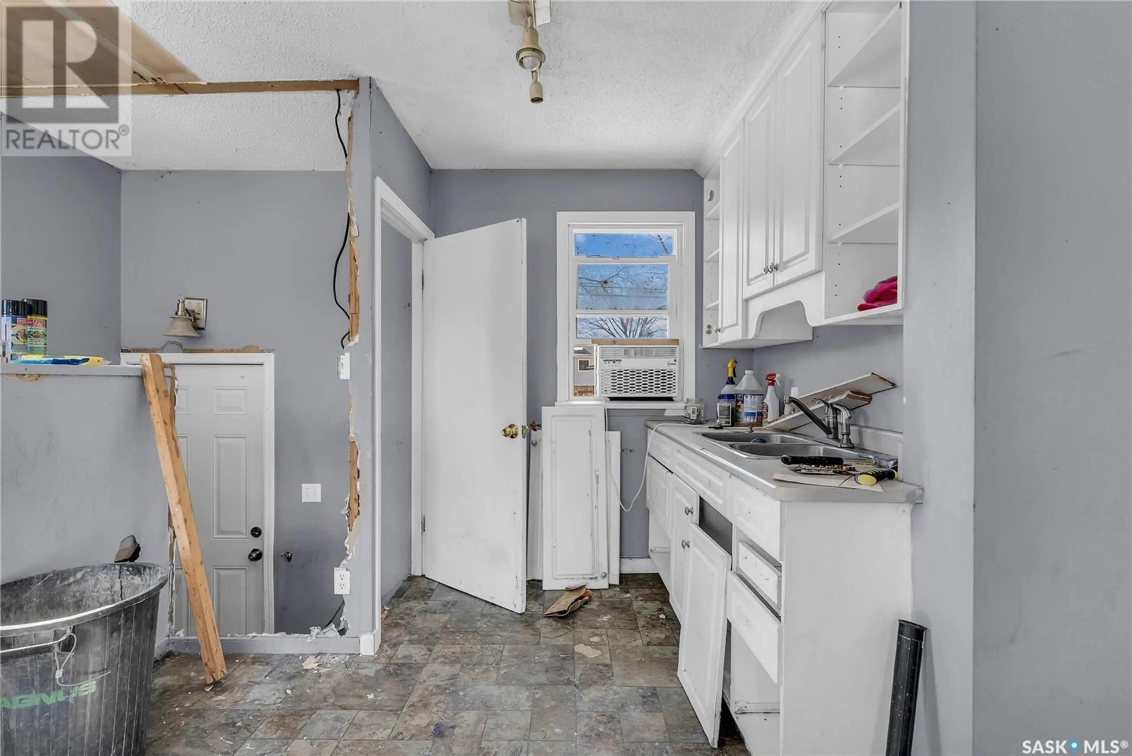 Standard kitchen, ceramic/tile floor for 1315 EMPRESS AVENUE, Saskatoon Saskatchewan S7K3G2