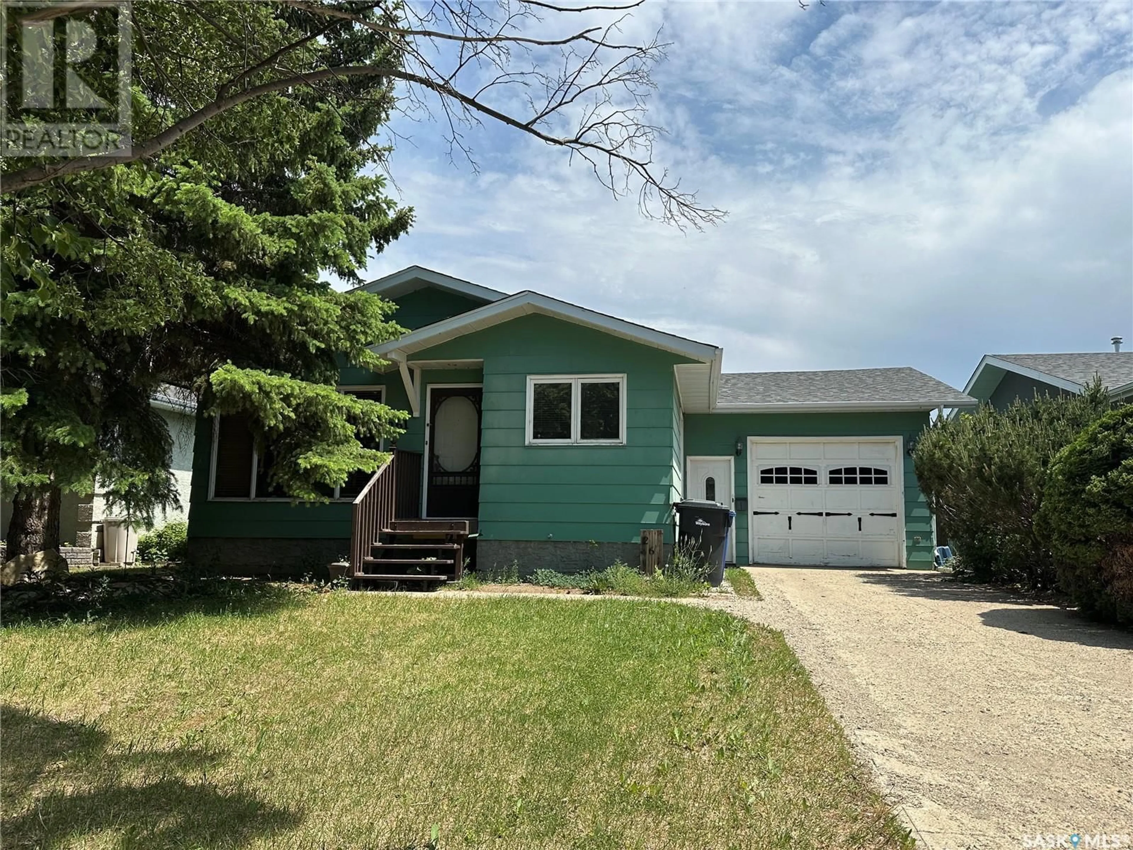 Home with vinyl exterior material, street for 261 BEAN CRESCENT, Weyburn Saskatchewan S4H3A3