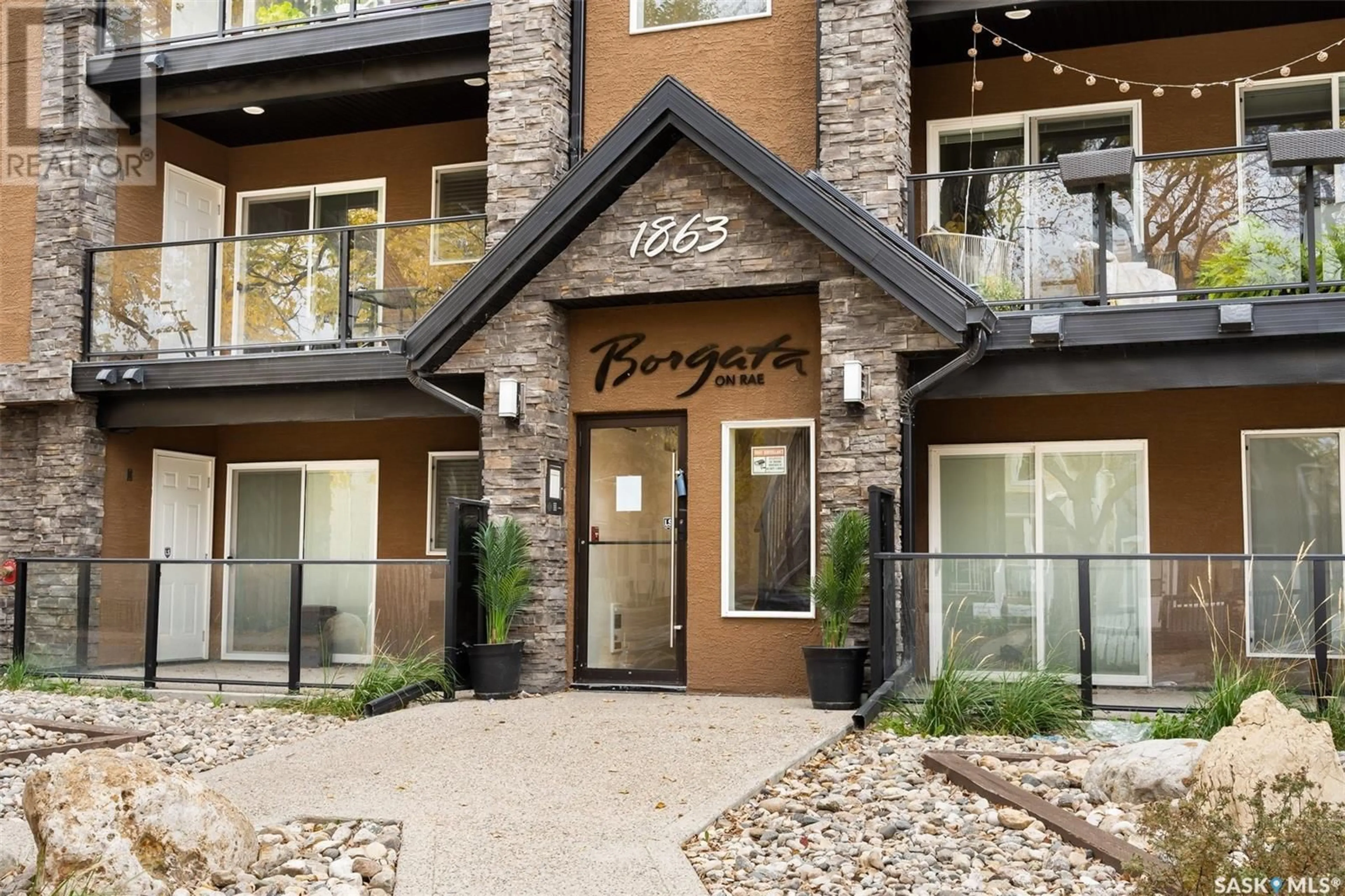Indoor foyer for 303 - 1863 RAE STREET, Regina Saskatchewan S4T2E3