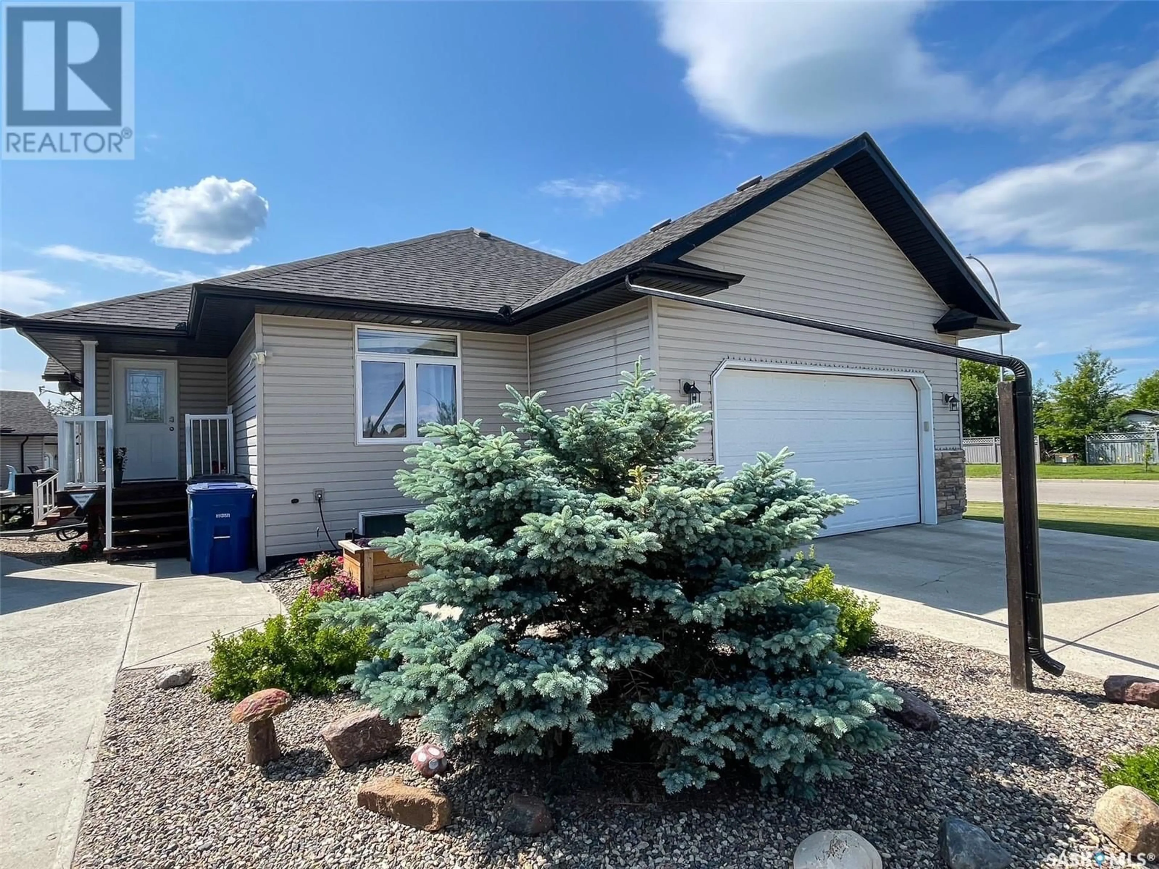 Home with vinyl exterior material, street for 7 FAIRWAY COURT, Meadow Lake Saskatchewan S9X1Z9