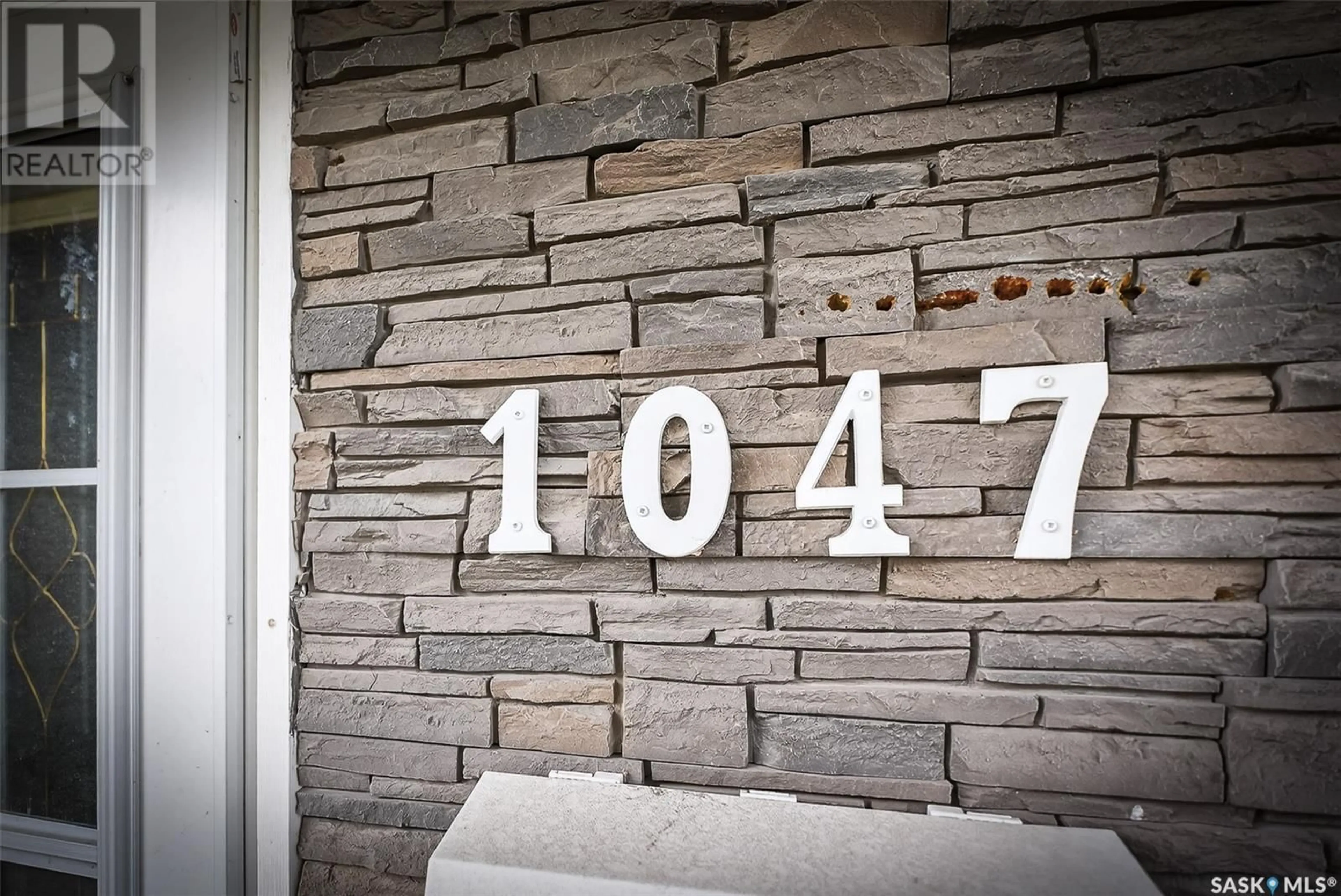 Indoor entryway for 1047 JAMES STREET, Moose Jaw Saskatchewan S6H3H8