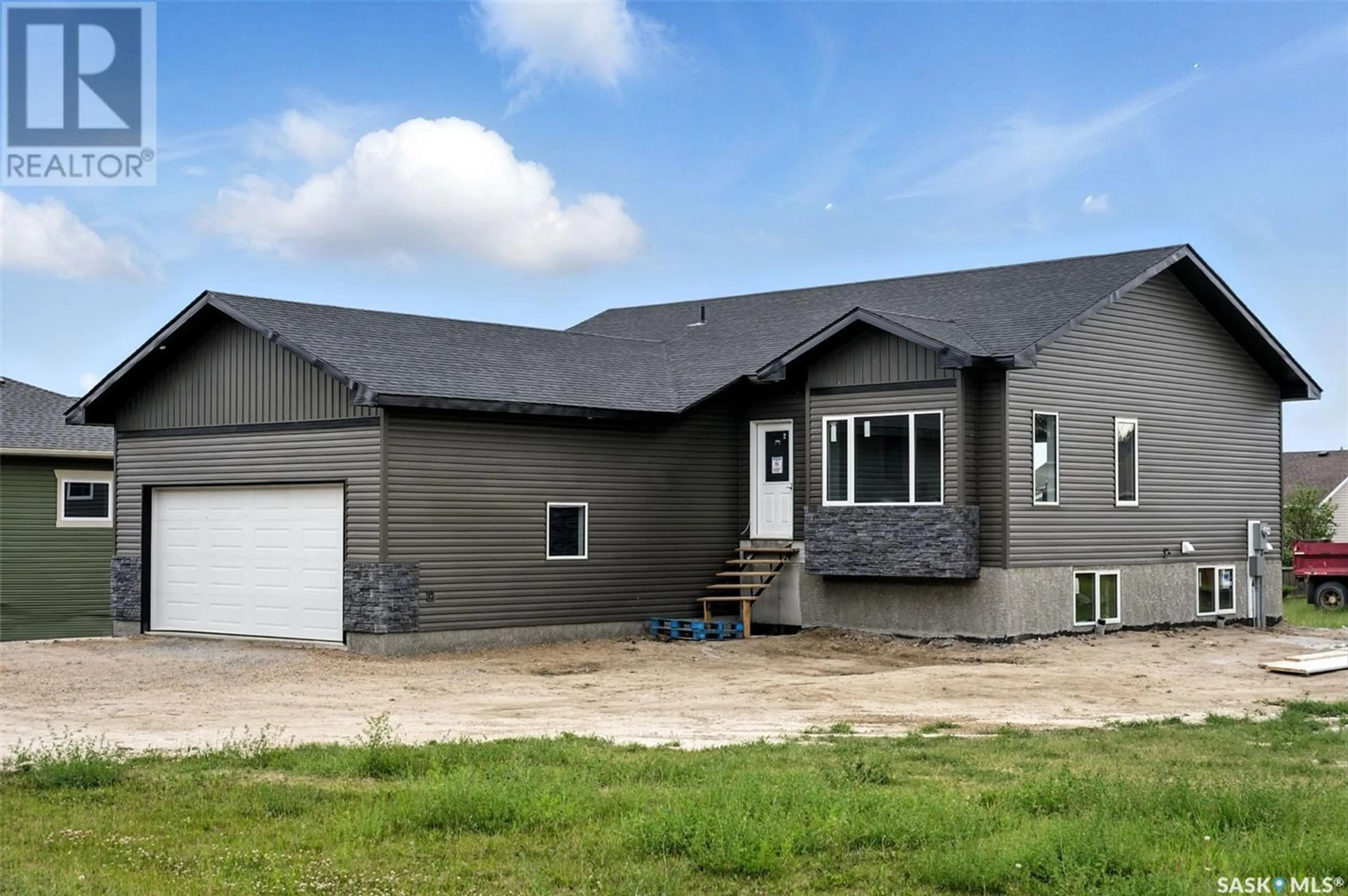 Home with vinyl exterior material, building for 208 2ND STREET, Waldheim Saskatchewan S0K4R0