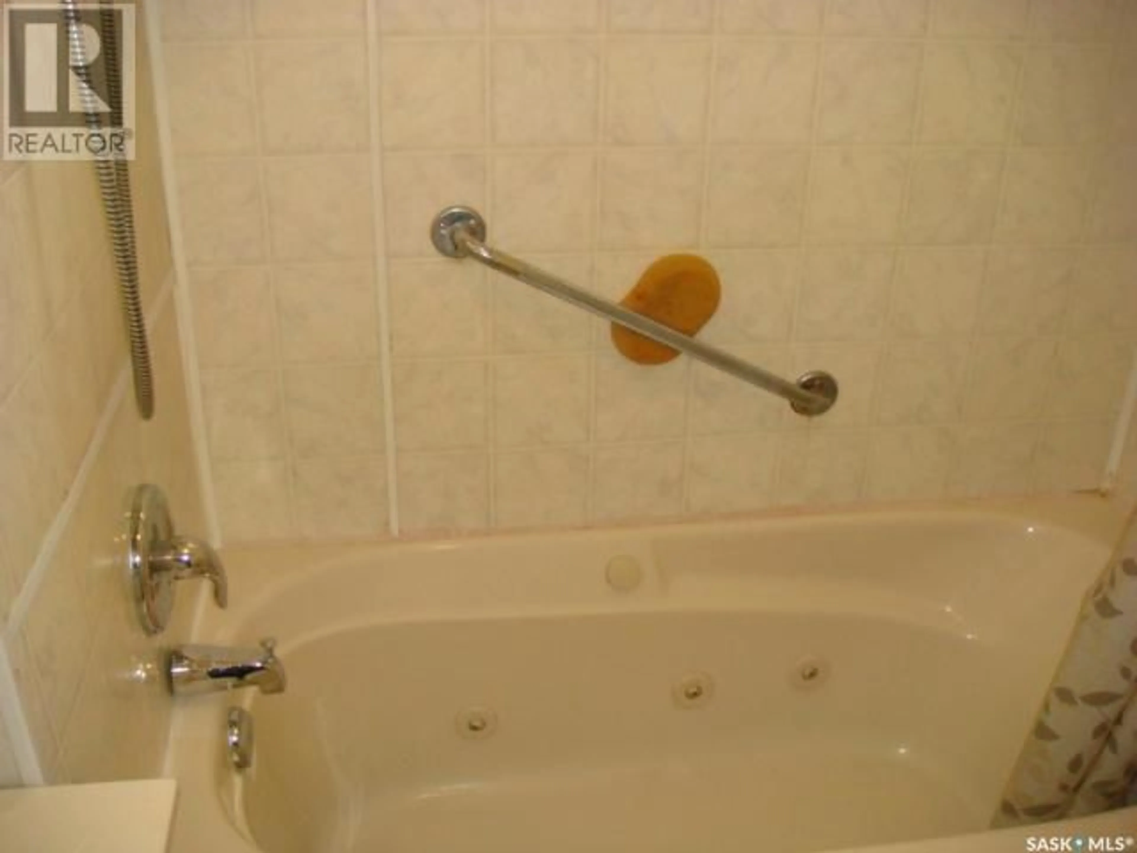 Standard bathroom, unknown for 1535 VICTORIA AVENUE, Regina Saskatchewan S4P0P6