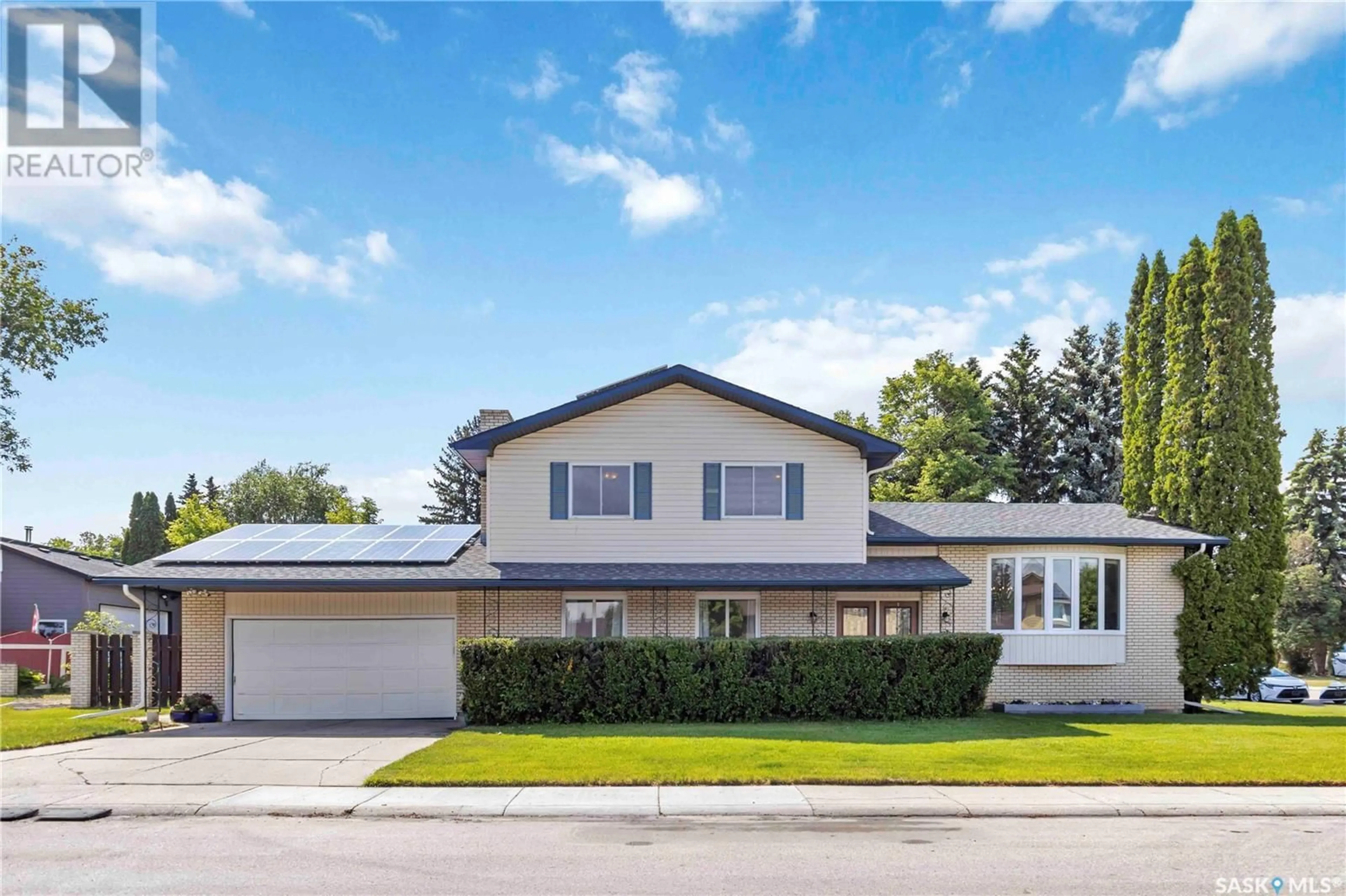 Home with vinyl exterior material, street for 71 DUNCAN CRESCENT, Saskatoon Saskatchewan S7H4K3