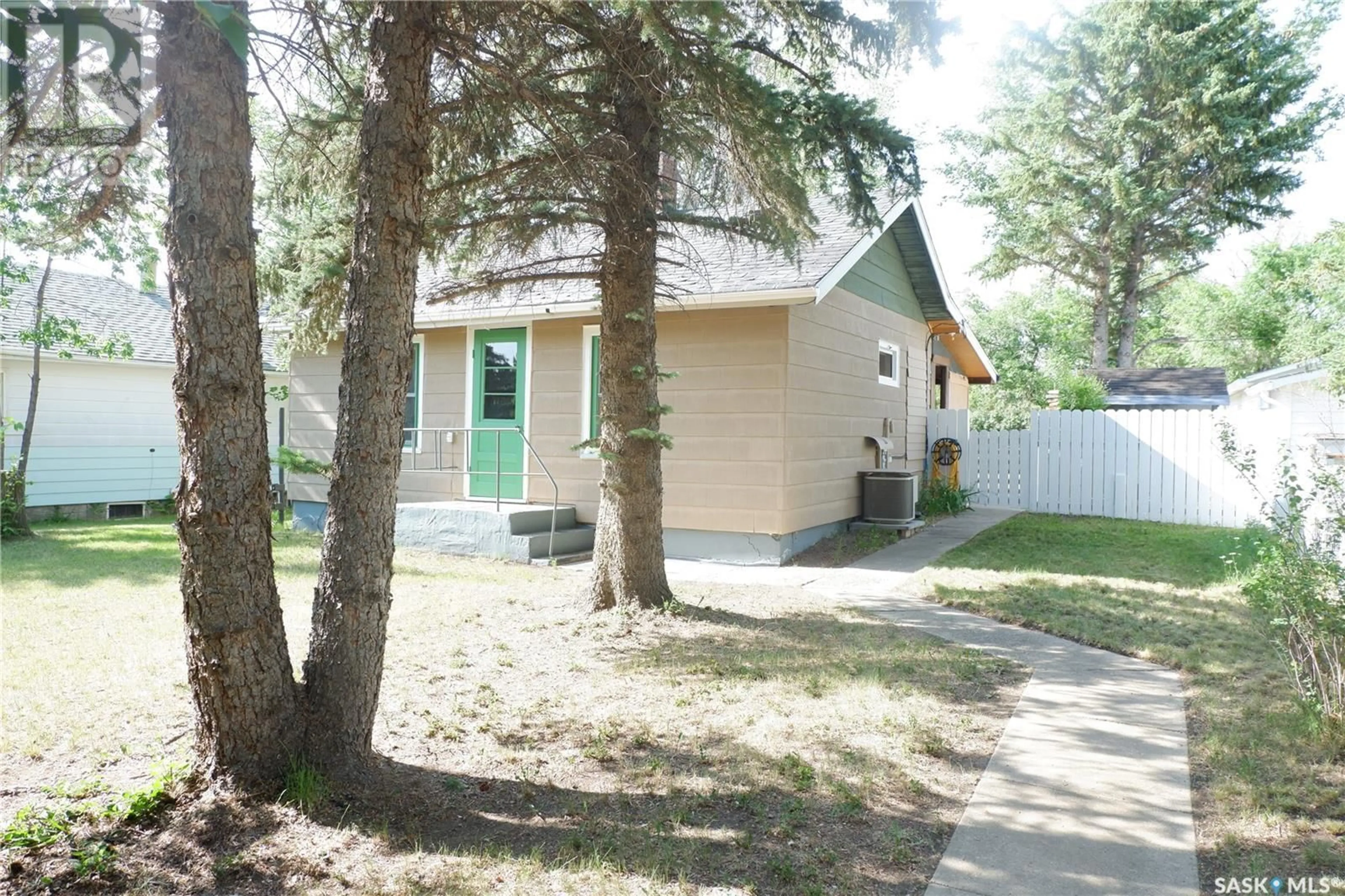 Home with vinyl exterior material, street for 211 2ND AVE, Mossbank Saskatchewan S0H3G0