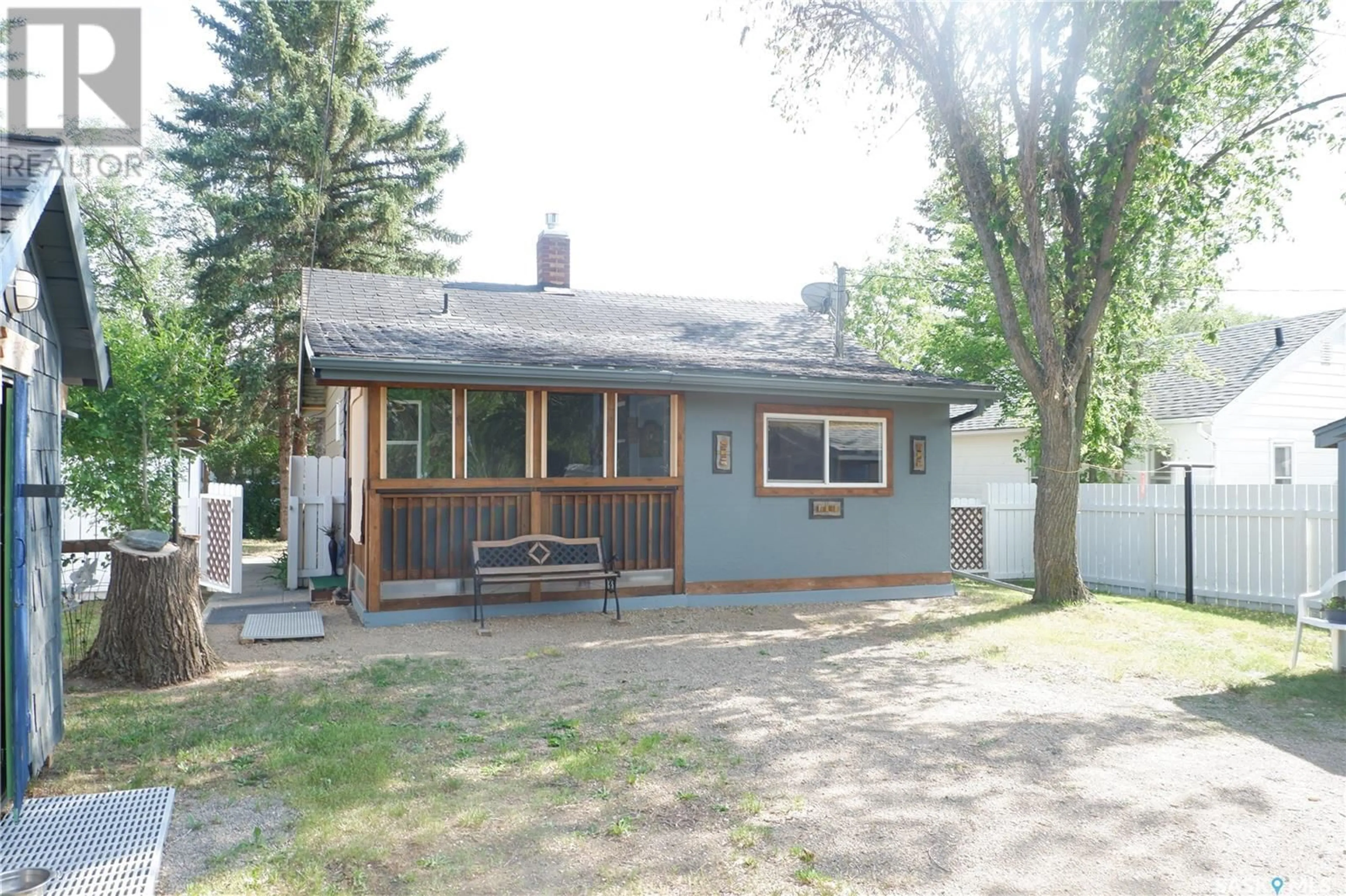 Patio, street for 211 2ND AVE, Mossbank Saskatchewan S0H3G0