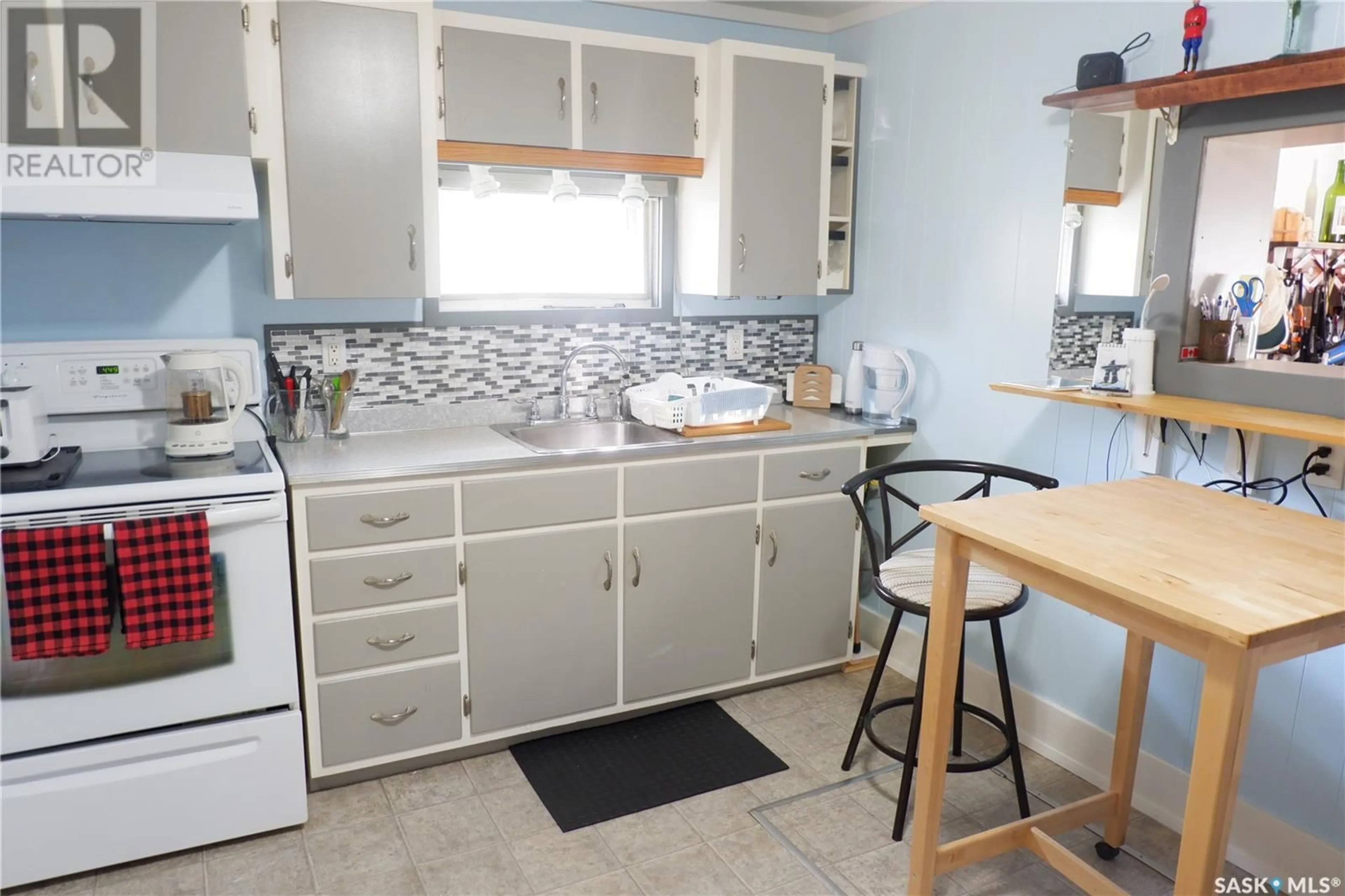 Standard kitchen, ceramic/tile floor for 211 2ND AVE, Mossbank Saskatchewan S0H3G0