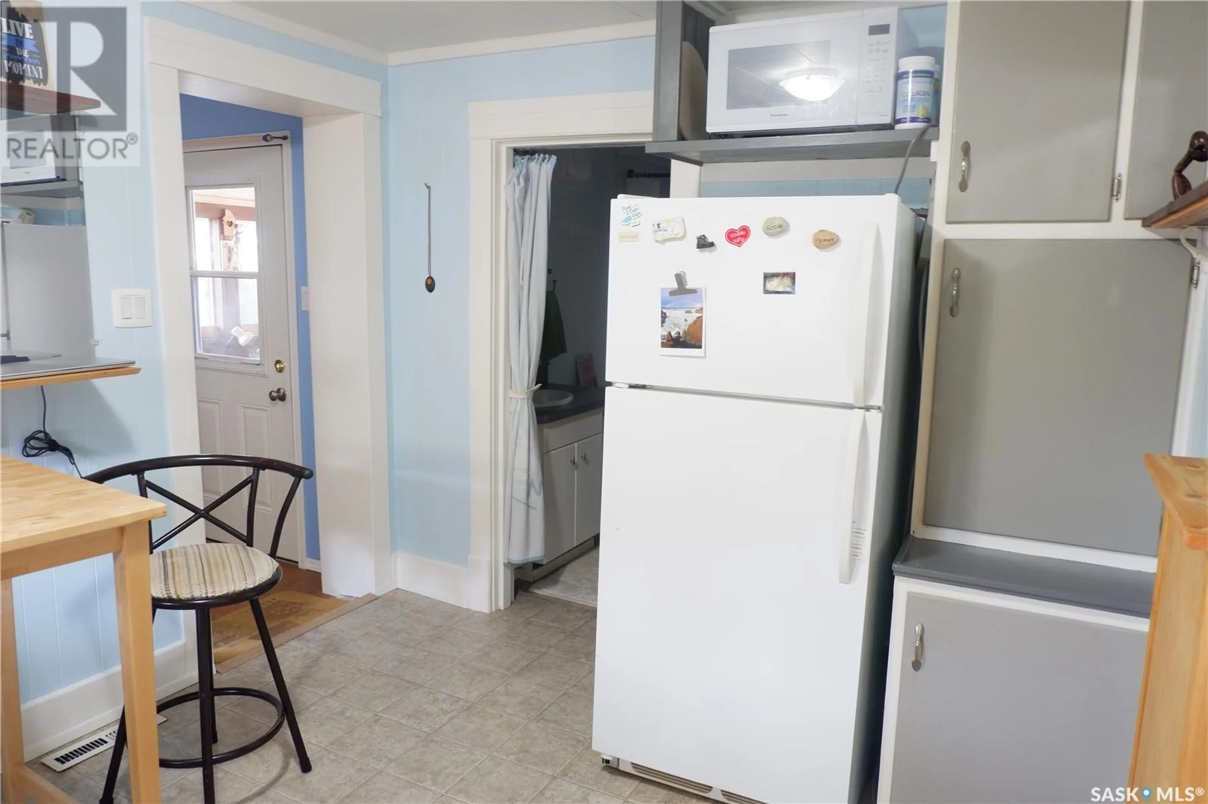 Standard kitchen, unknown for 211 2ND AVE, Mossbank Saskatchewan S0H3G0