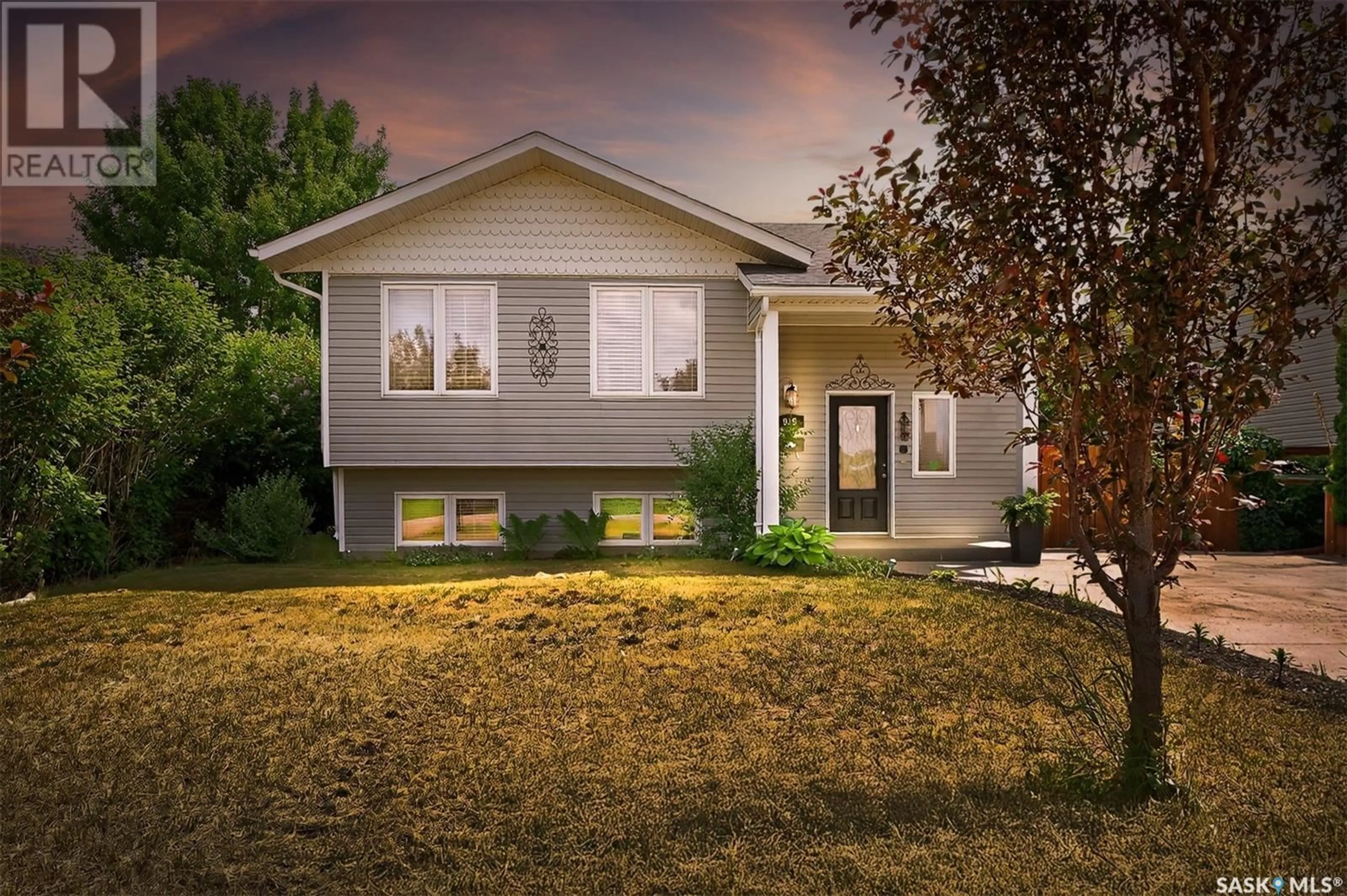 Home with vinyl exterior material, street for 939 OXFORD STREET, Moose Jaw Saskatchewan S6H0T1