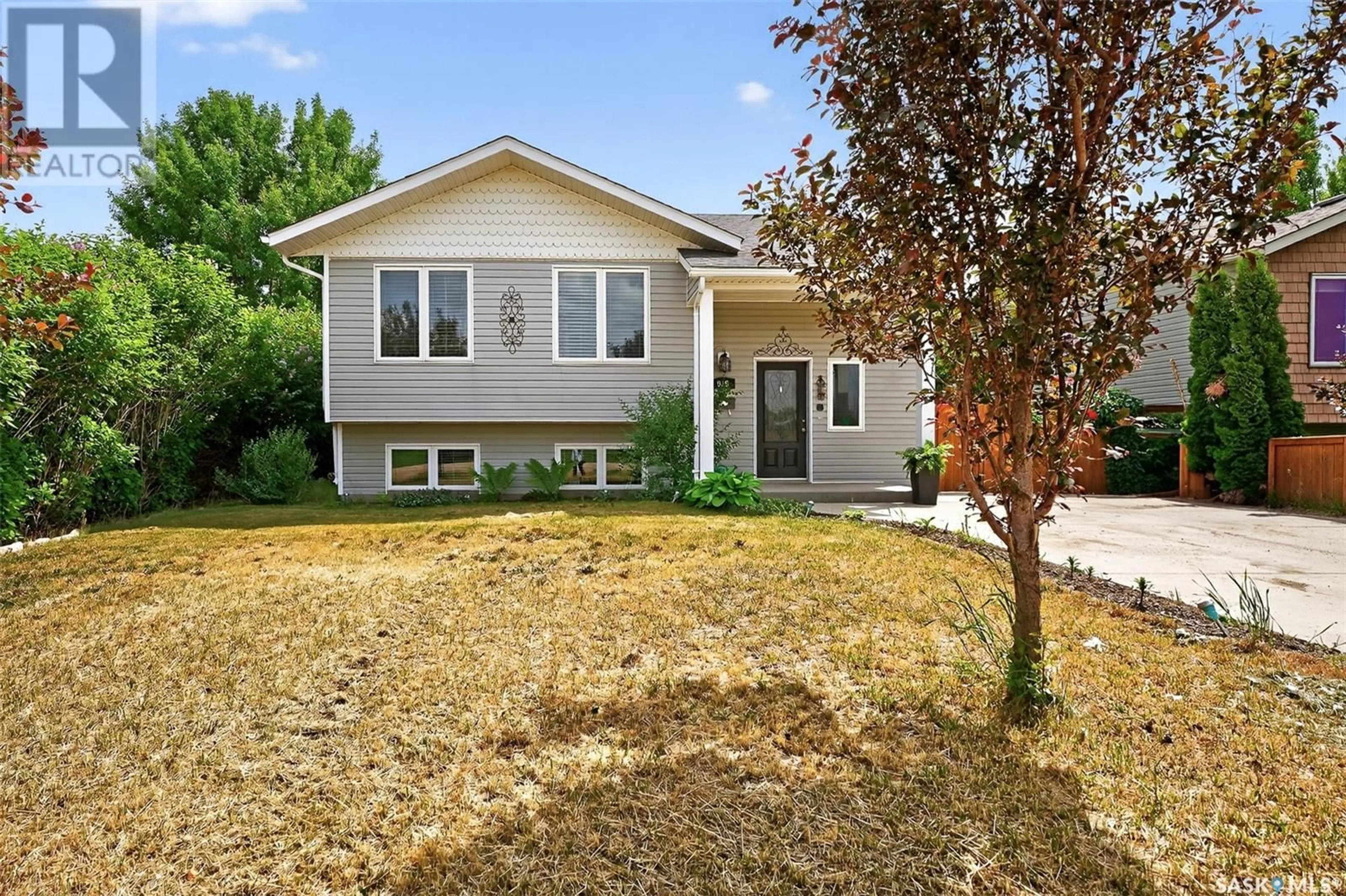 Home with vinyl exterior material, street for 939 OXFORD STREET, Moose Jaw Saskatchewan S6H0T1