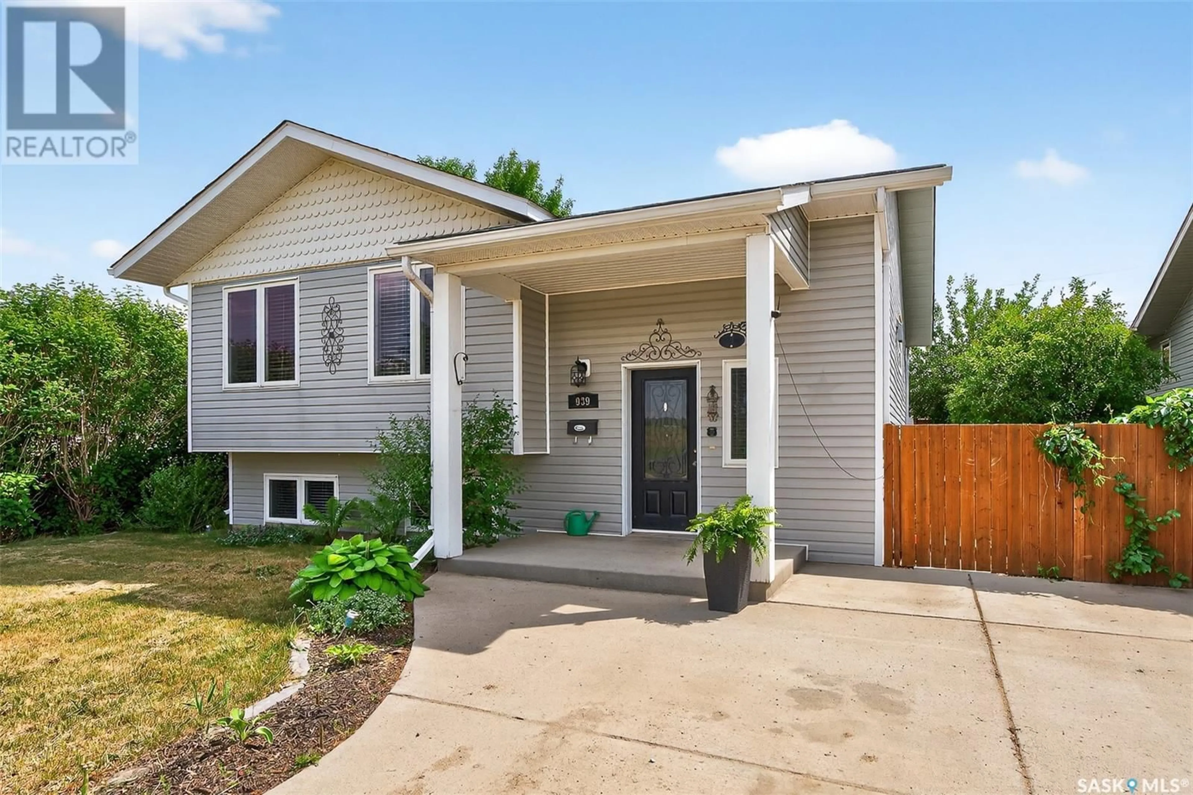 Home with vinyl exterior material, street for 939 OXFORD STREET, Moose Jaw Saskatchewan S6H0T1