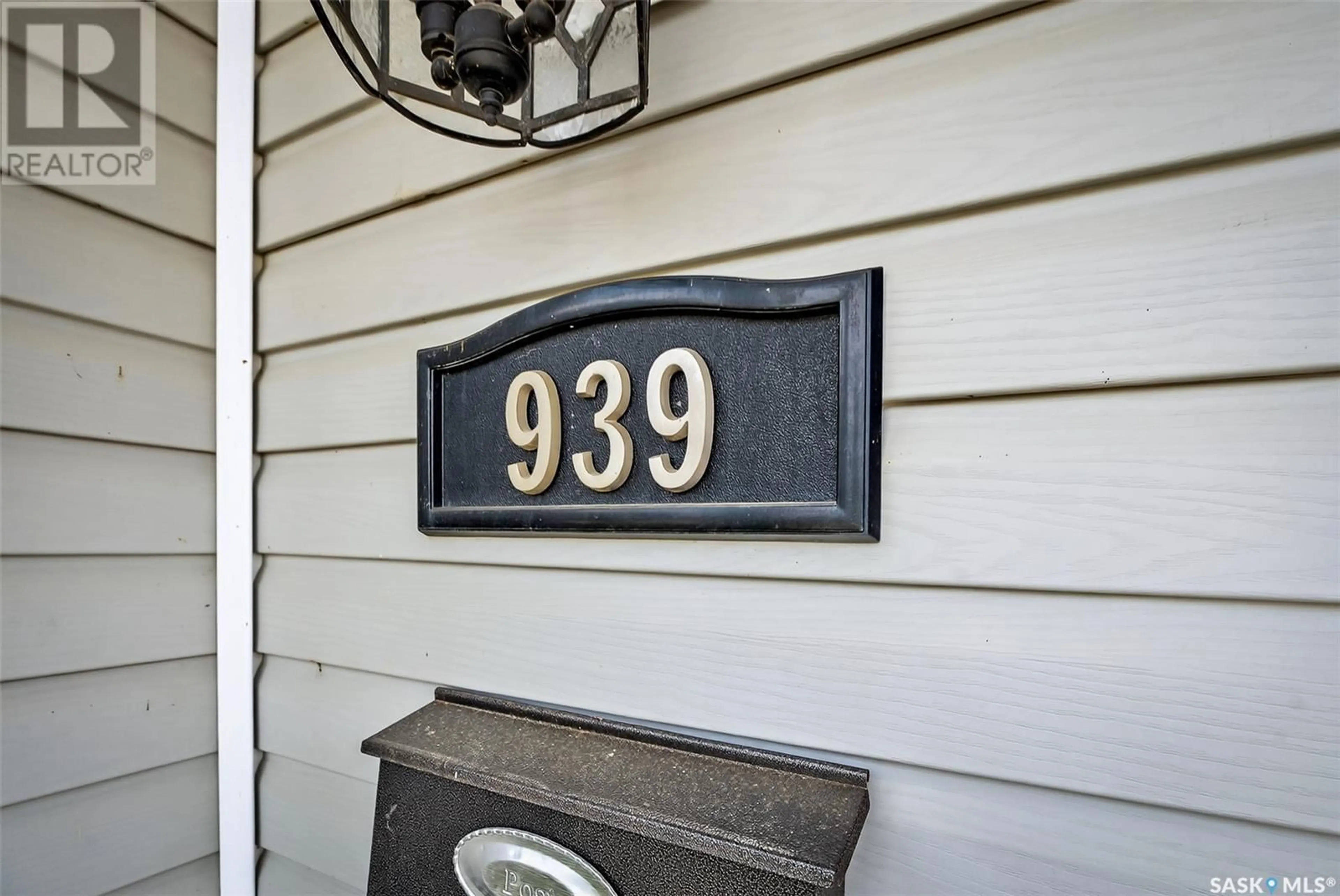 Indoor entryway for 939 OXFORD STREET, Moose Jaw Saskatchewan S6H0T1