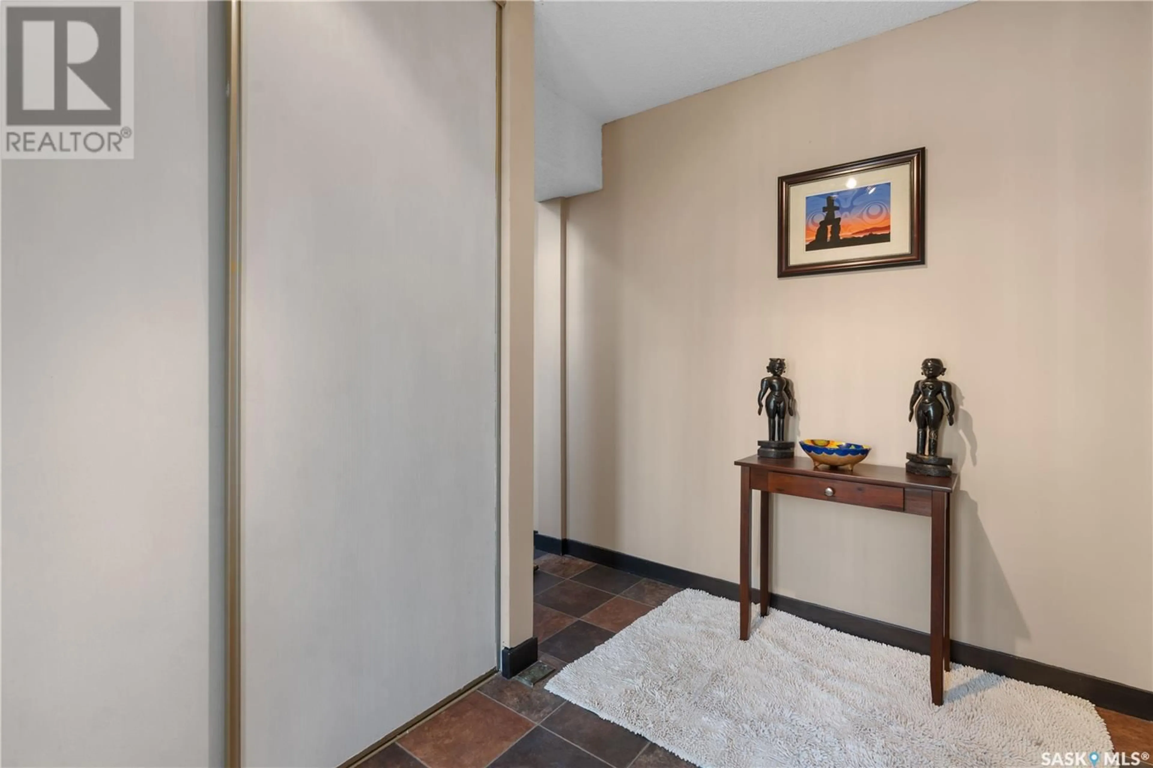 Indoor foyer for 5036 10TH AVENUE, Regina Saskatchewan S4T7P4