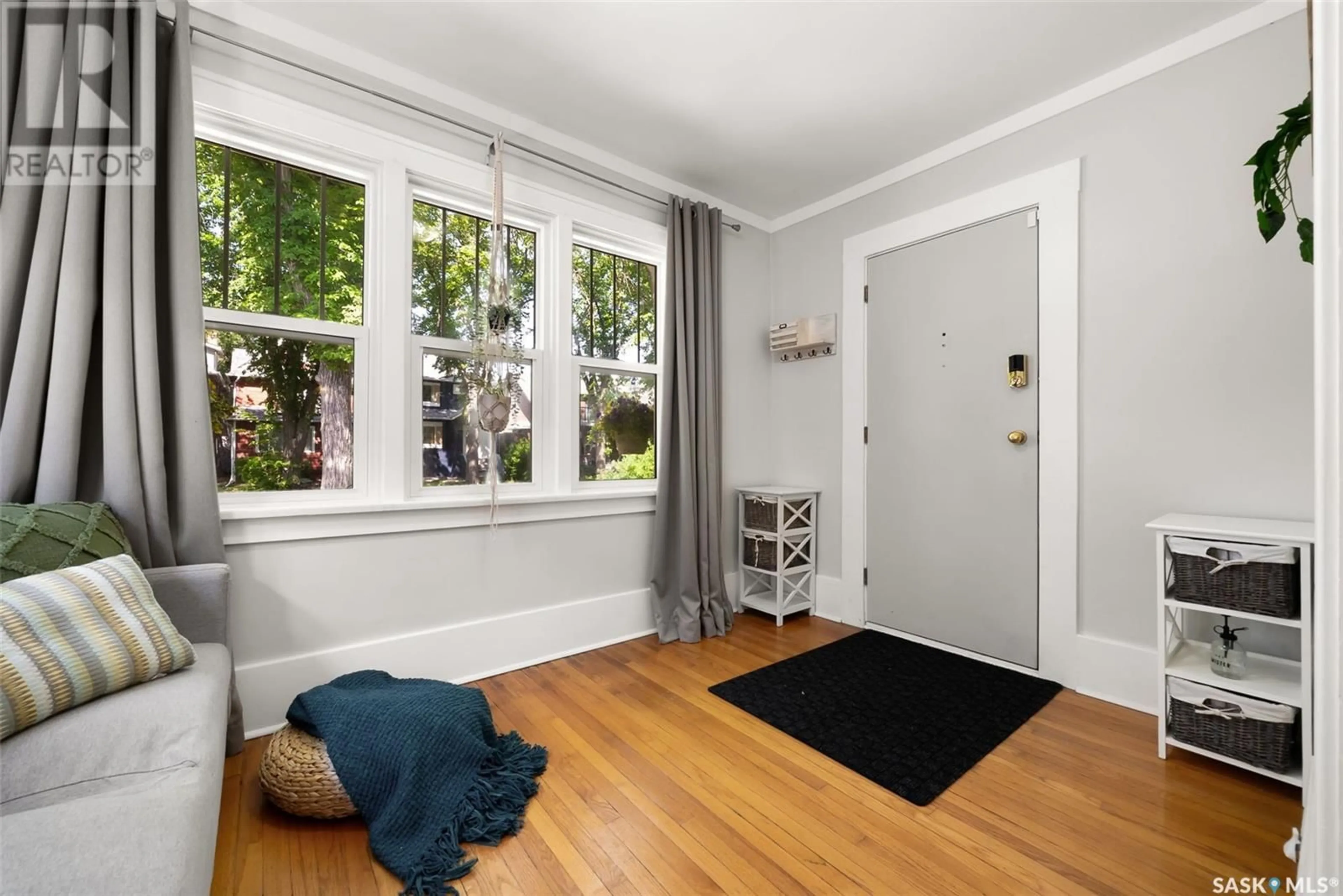 Indoor entryway for 2061 ELPHINSTONE STREET, Regina Saskatchewan S4T3N5