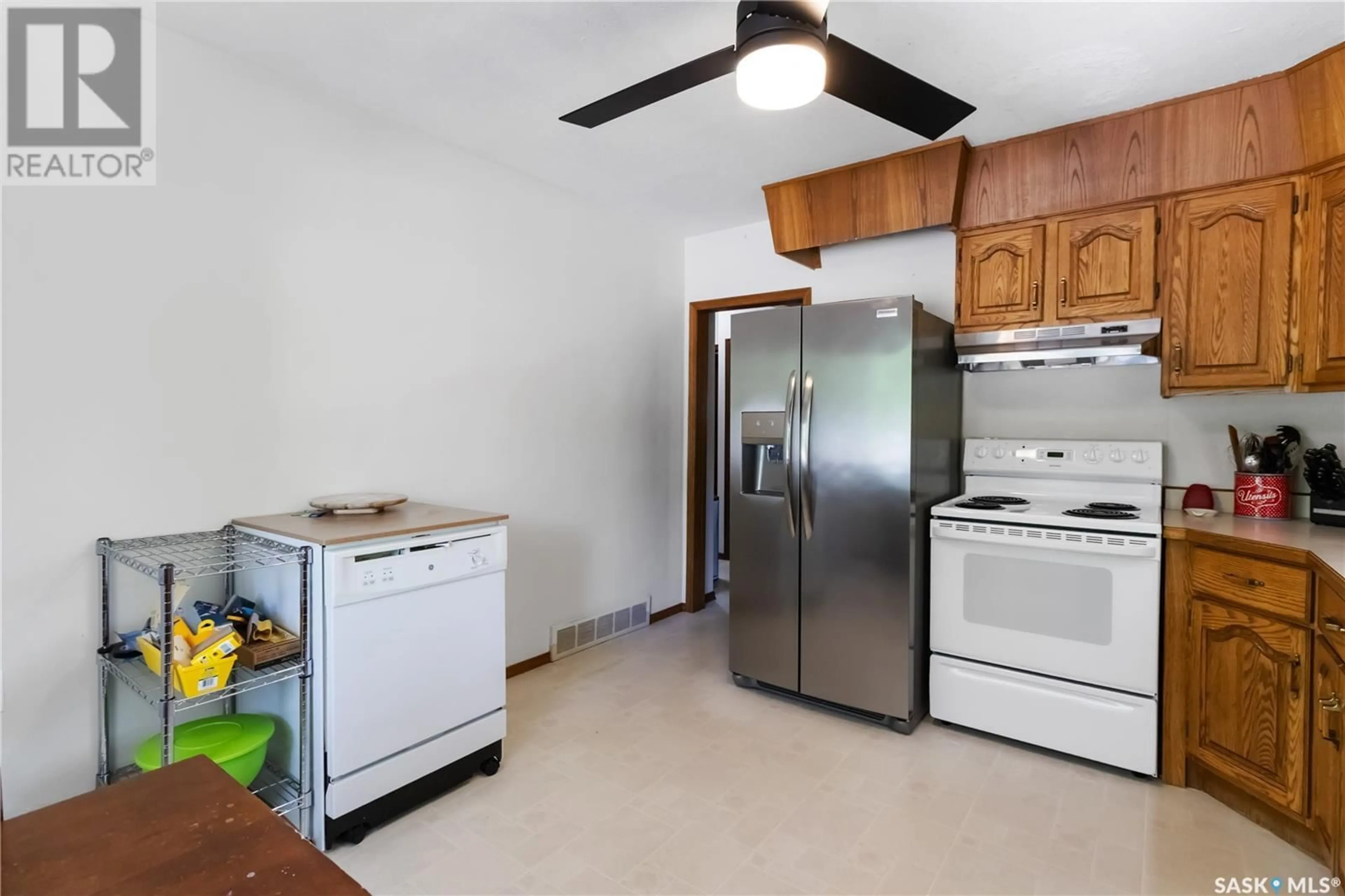 Standard kitchen, unknown for 413 Q AVENUE, Saskatoon Saskatchewan S7L2X9