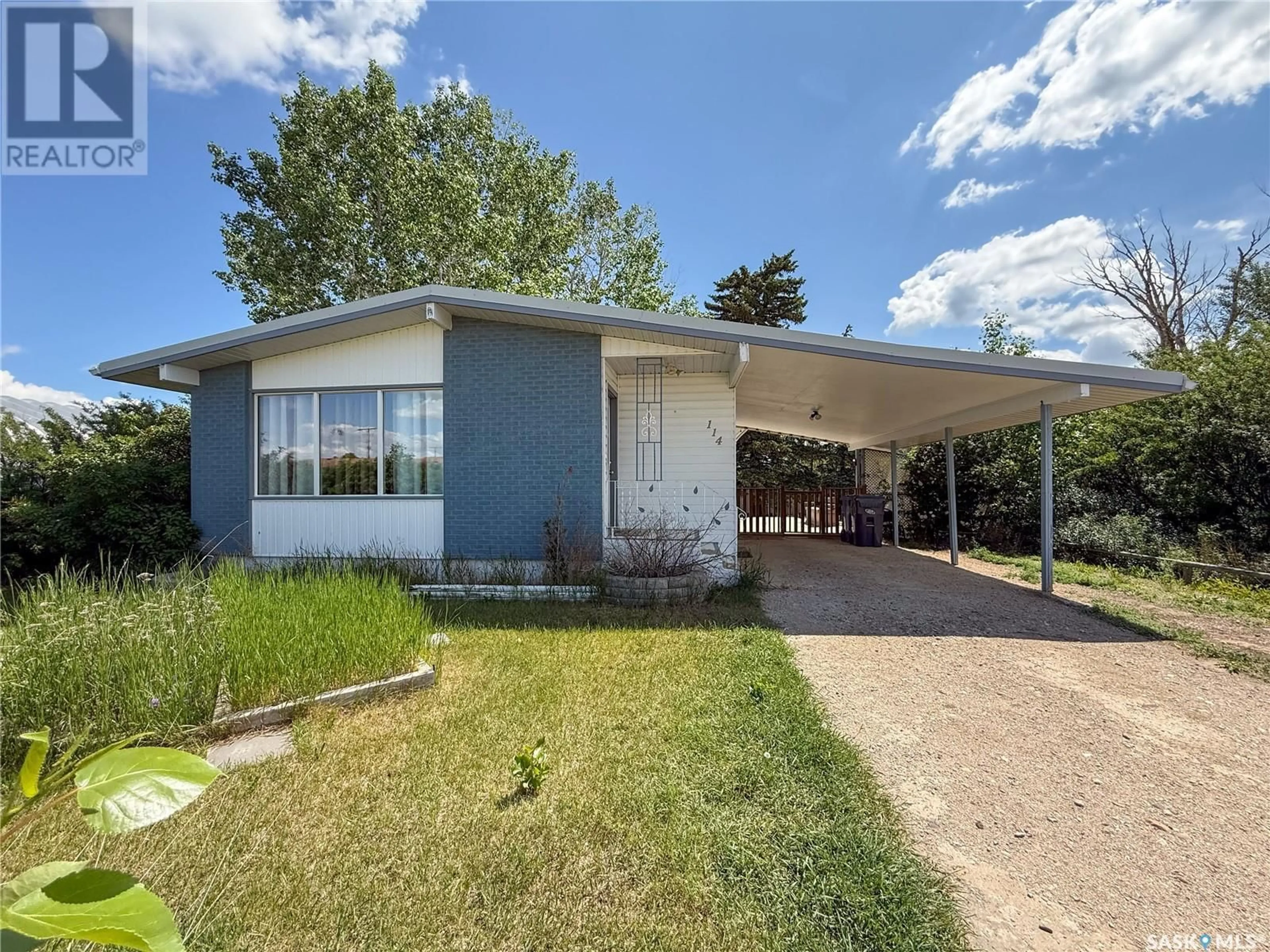 Home with vinyl exterior material, street for E - 114 - 116 1ST STREET, Climax Saskatchewan S0N0N0