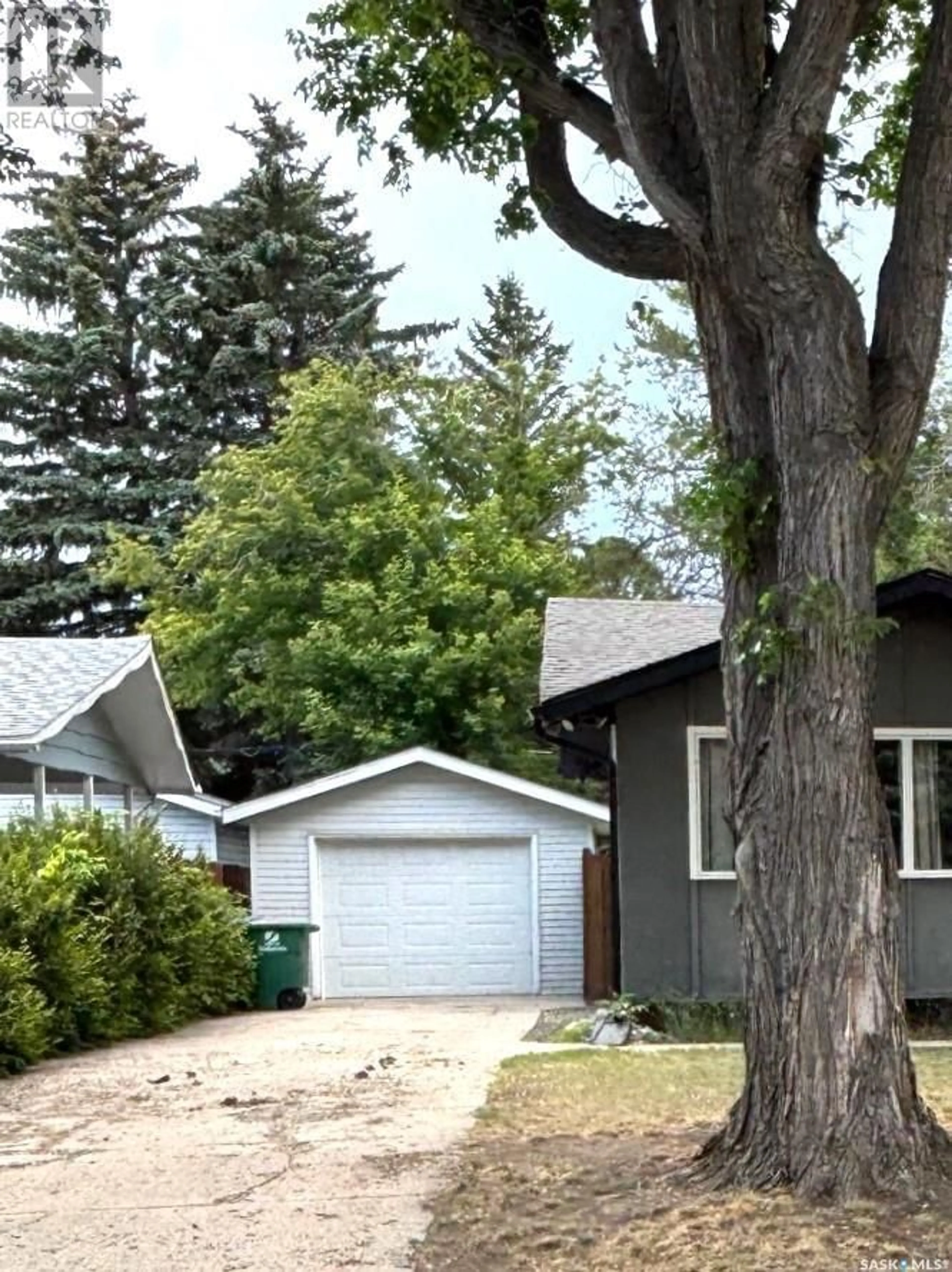 Home with vinyl exterior material, street for 131 O'NEIL CRESCENT, Saskatoon Saskatchewan S7N1W9
