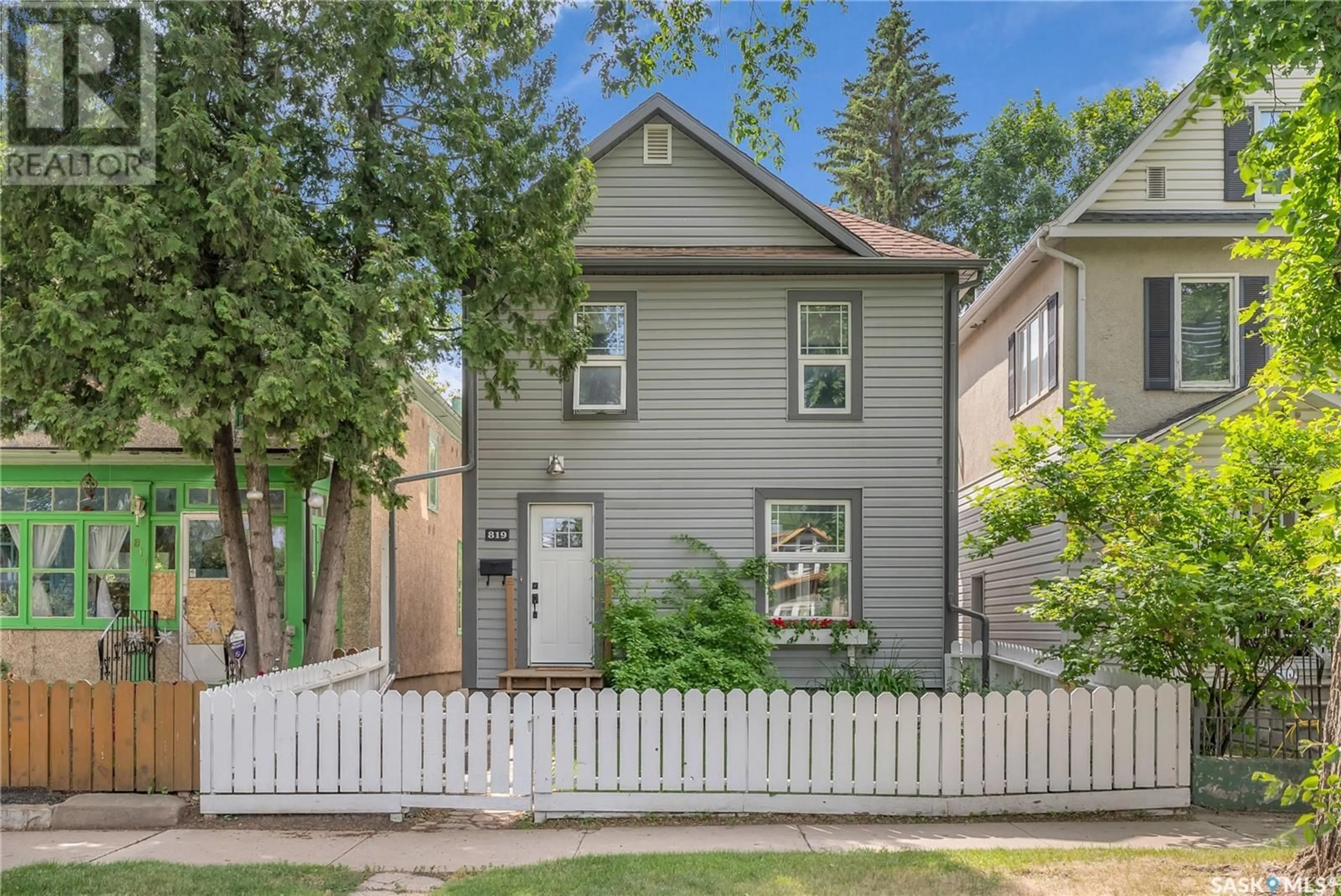 Home with vinyl exterior material, street for 819 C AVENUE, Saskatoon Saskatchewan S7L1J7