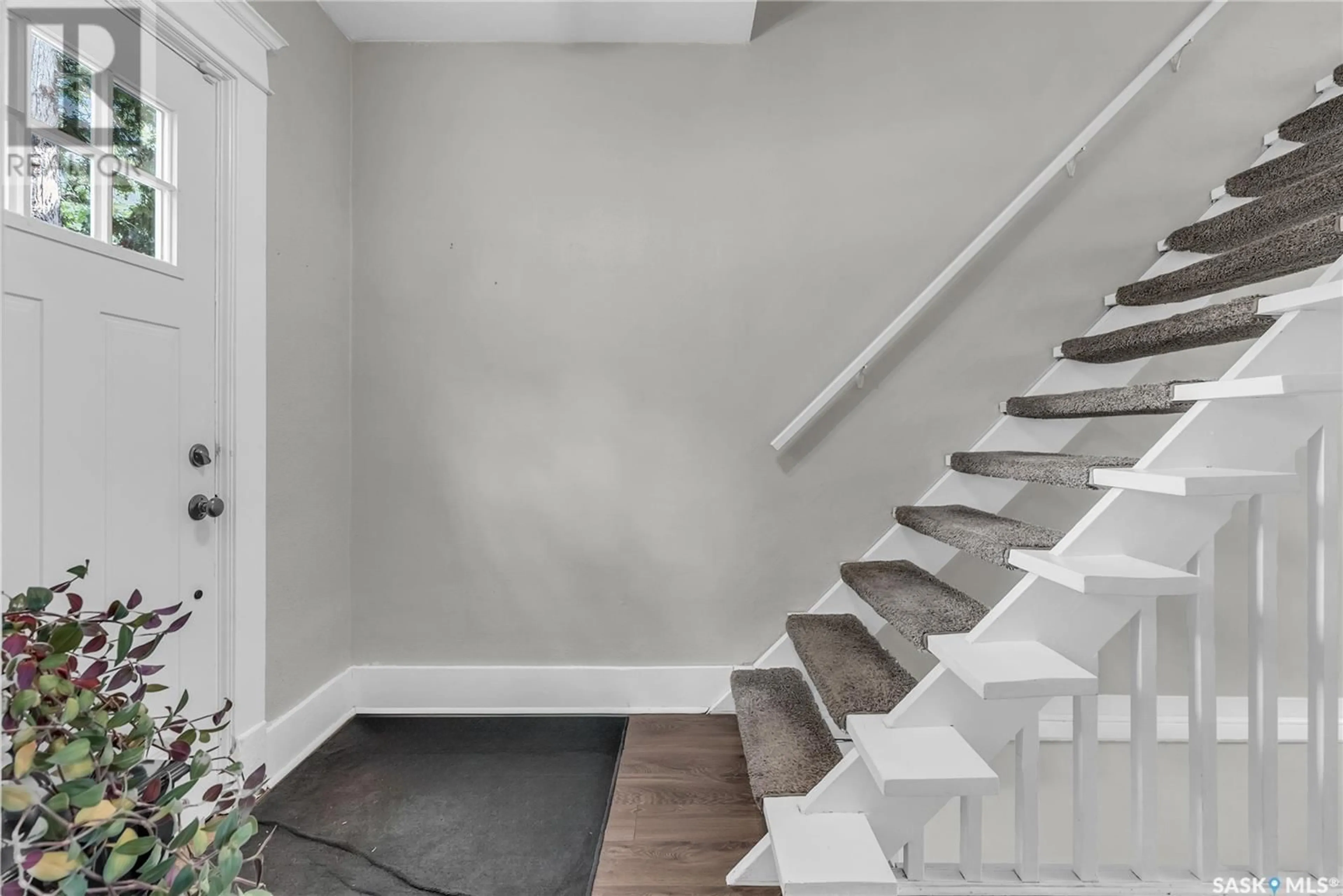 Stairs for 819 C AVENUE, Saskatoon Saskatchewan S7L1J7