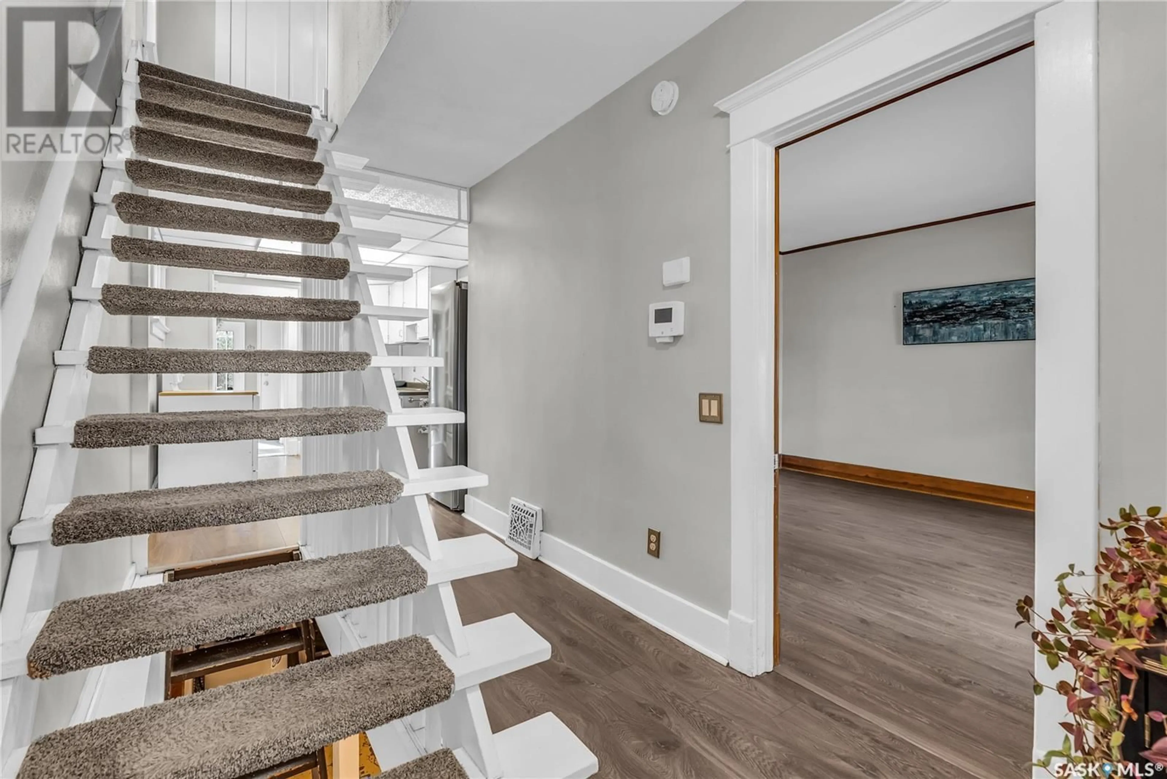Stairs for 819 C AVENUE, Saskatoon Saskatchewan S7L1J7
