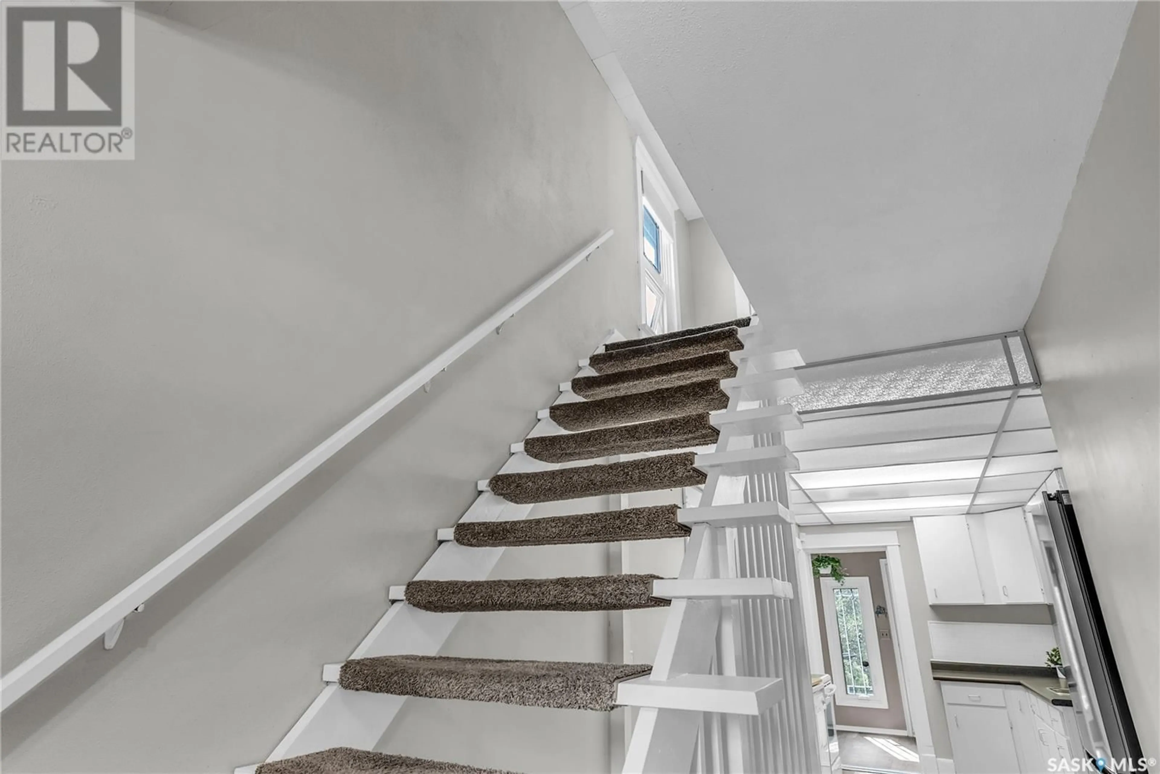Stairs for 819 C AVENUE, Saskatoon Saskatchewan S7L1J7