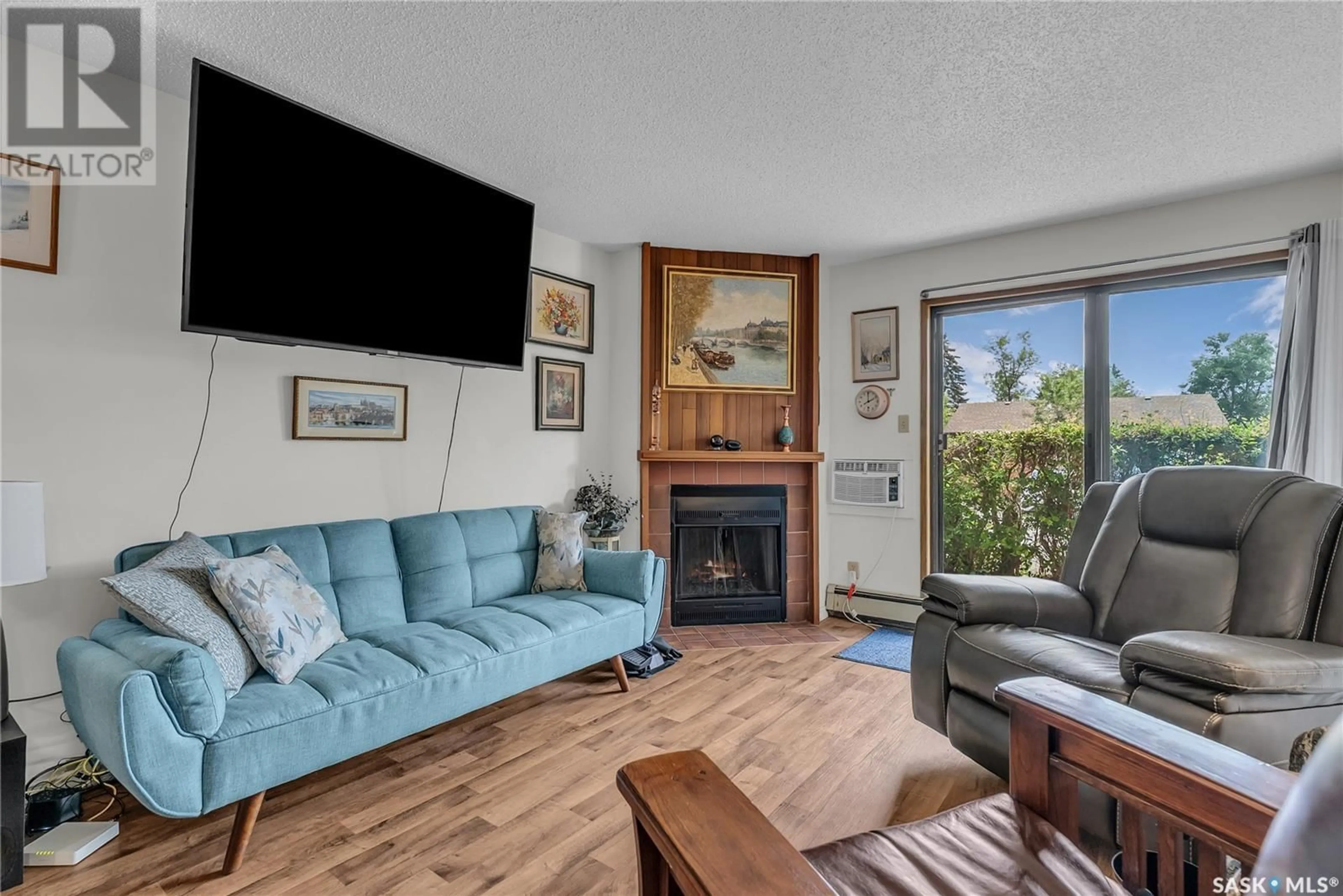 Living room with furniture, unknown for 102 - 335 KINGSMERE BOULEVARD, Saskatoon Saskatchewan S7J4J6